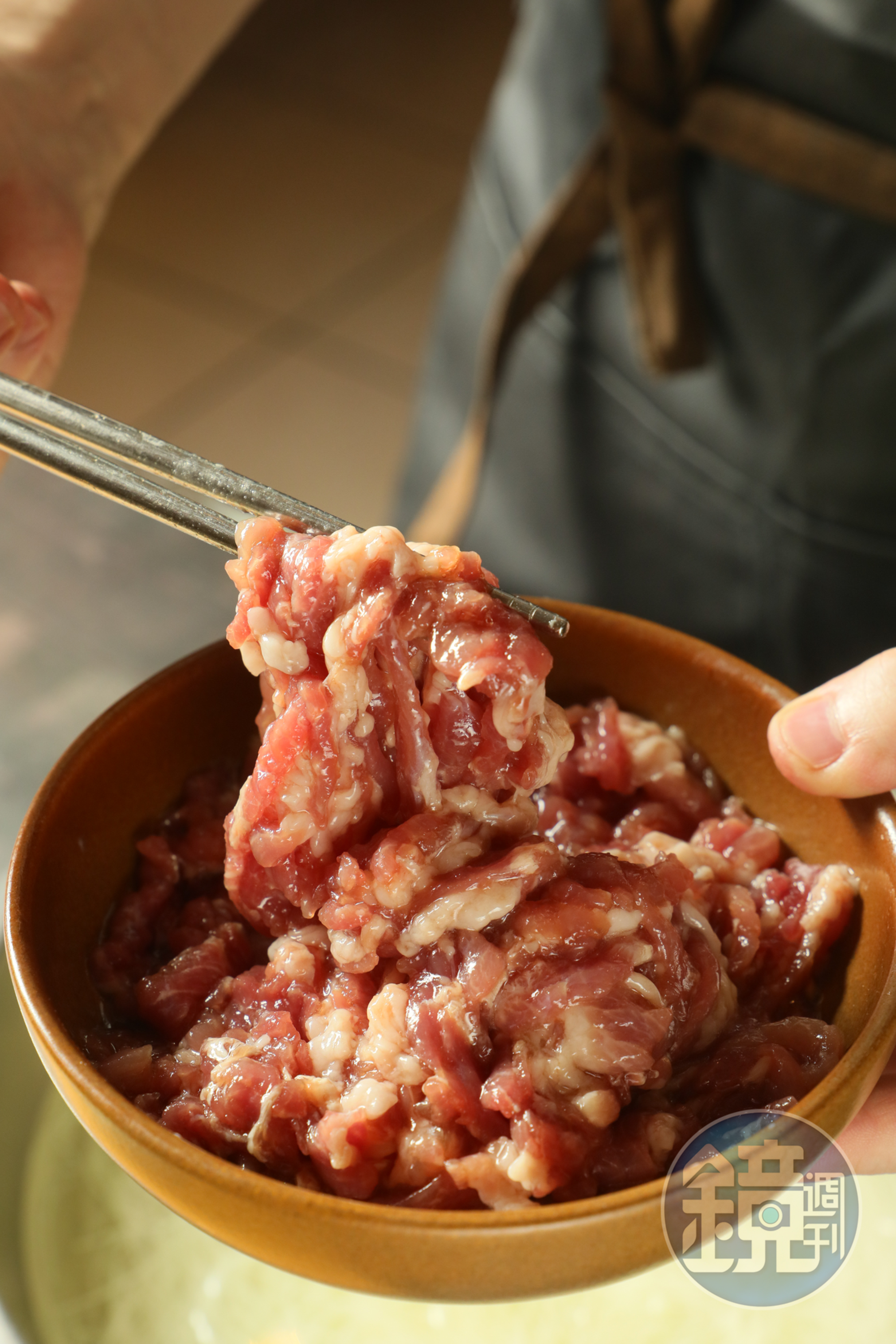 肉絲拌水、拌油，再拌入醬油入味。