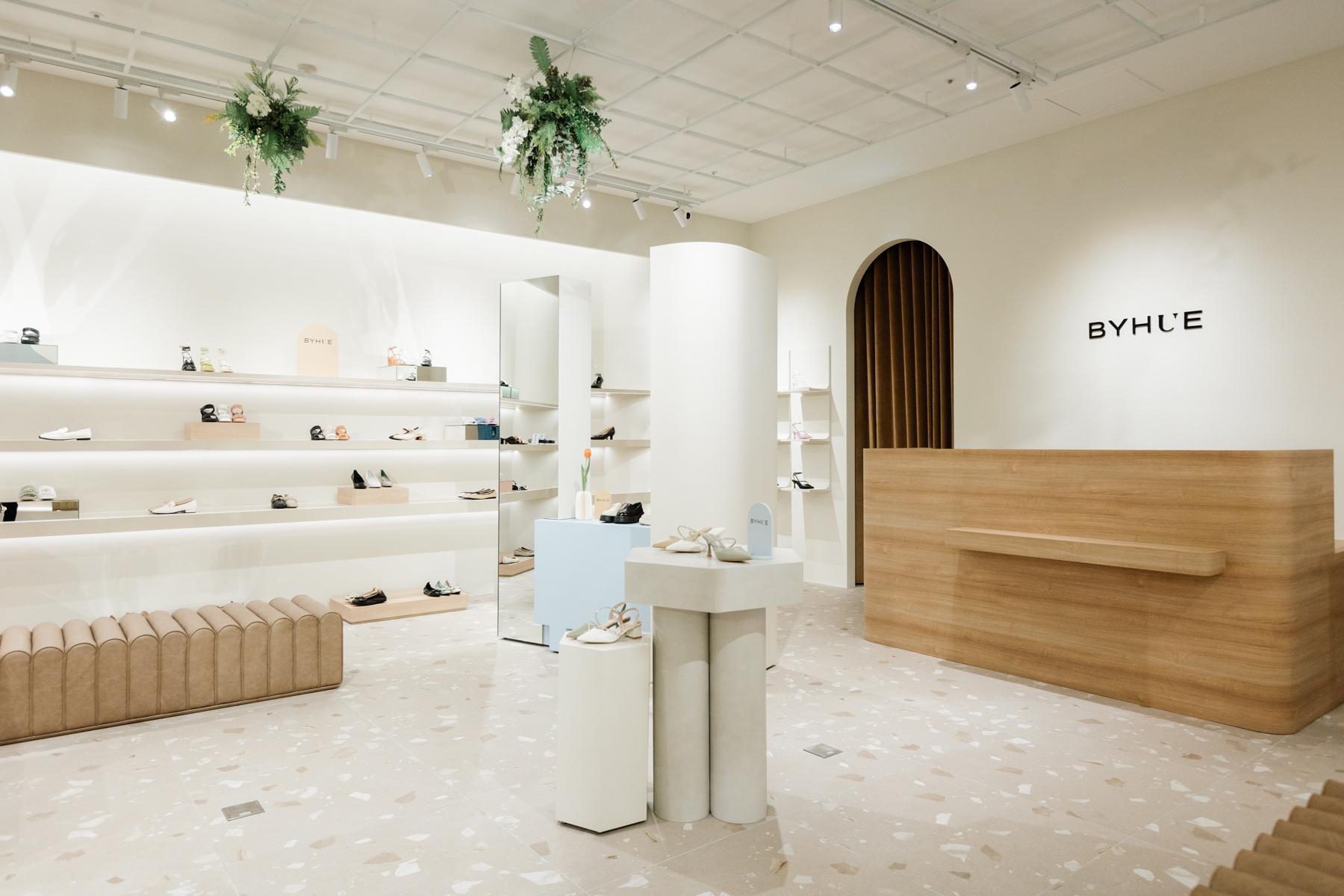 與AS女鞋系出同門的BYHUE,在台中三井LaLaport北館開設全台首間概念店。(BYHUE提供)
