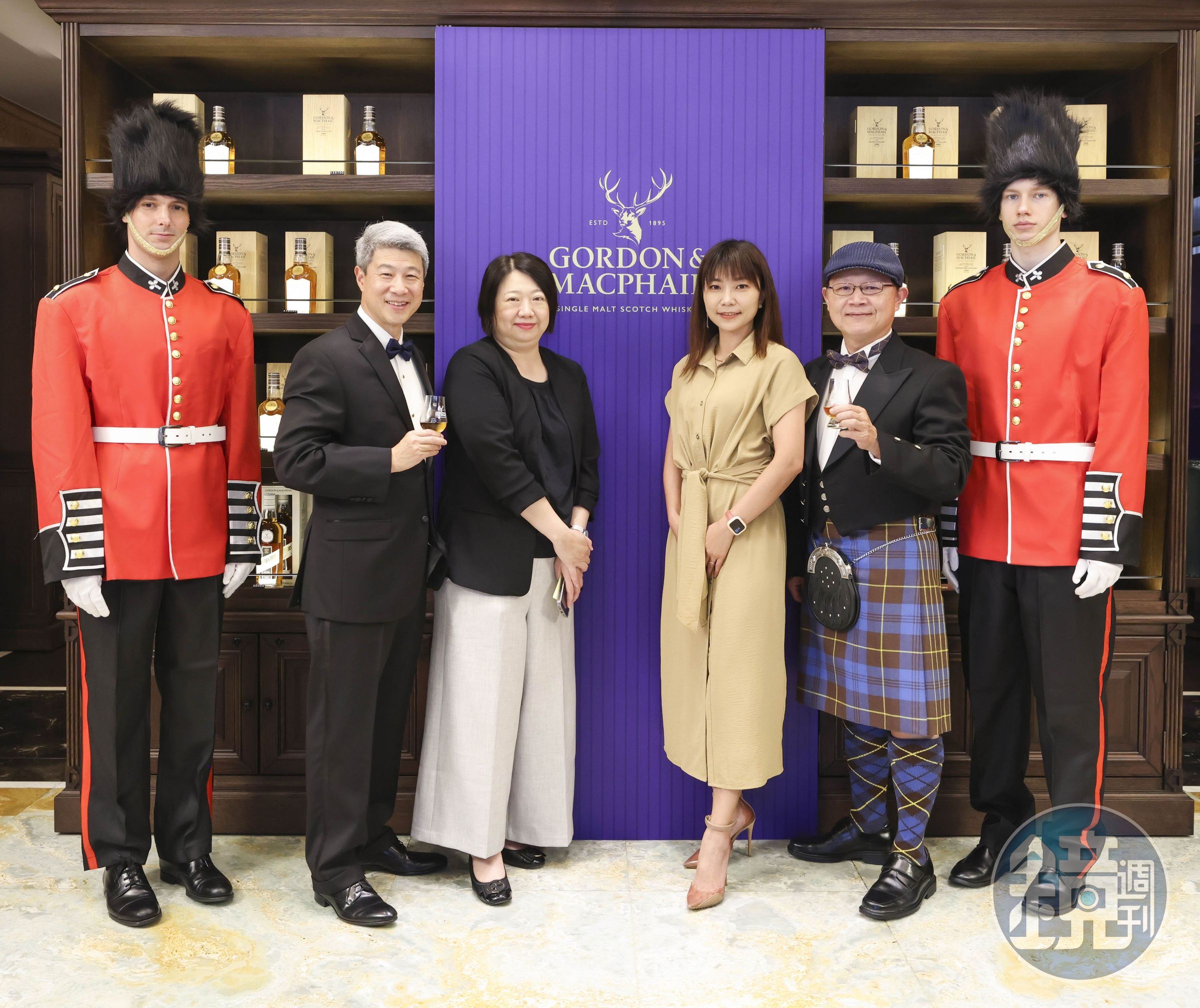 高登麥克菲爾英國國王查爾斯三世加冕紀念版發表會日前在台北舉行,(左起)FEI國際馬術總會副會長黃啟芳Jack、廷漢集團資深副總暨廷漢企業執行長May Lu、廷漢企業行銷總監 Matty Huang、威士忌鎮長邱德夫。(廷漢企業Cottingham Ltd.提供)