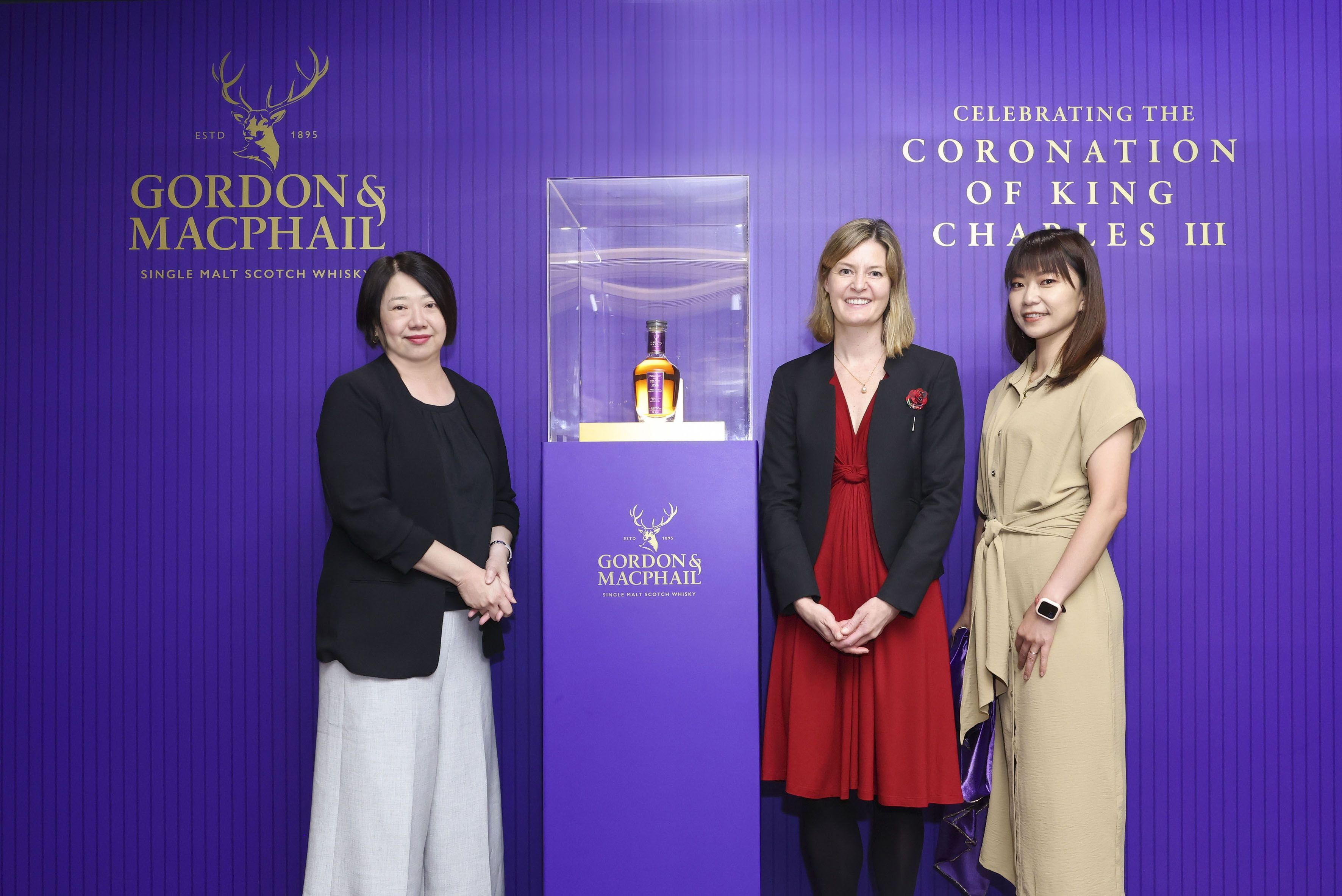 英國在台辦事處貿易與投資署長艾芬霓Stephanie Ashmore（中）也到場參加加冕紀念版發表會。（廷漢企業Cottingham Ltd.提供）