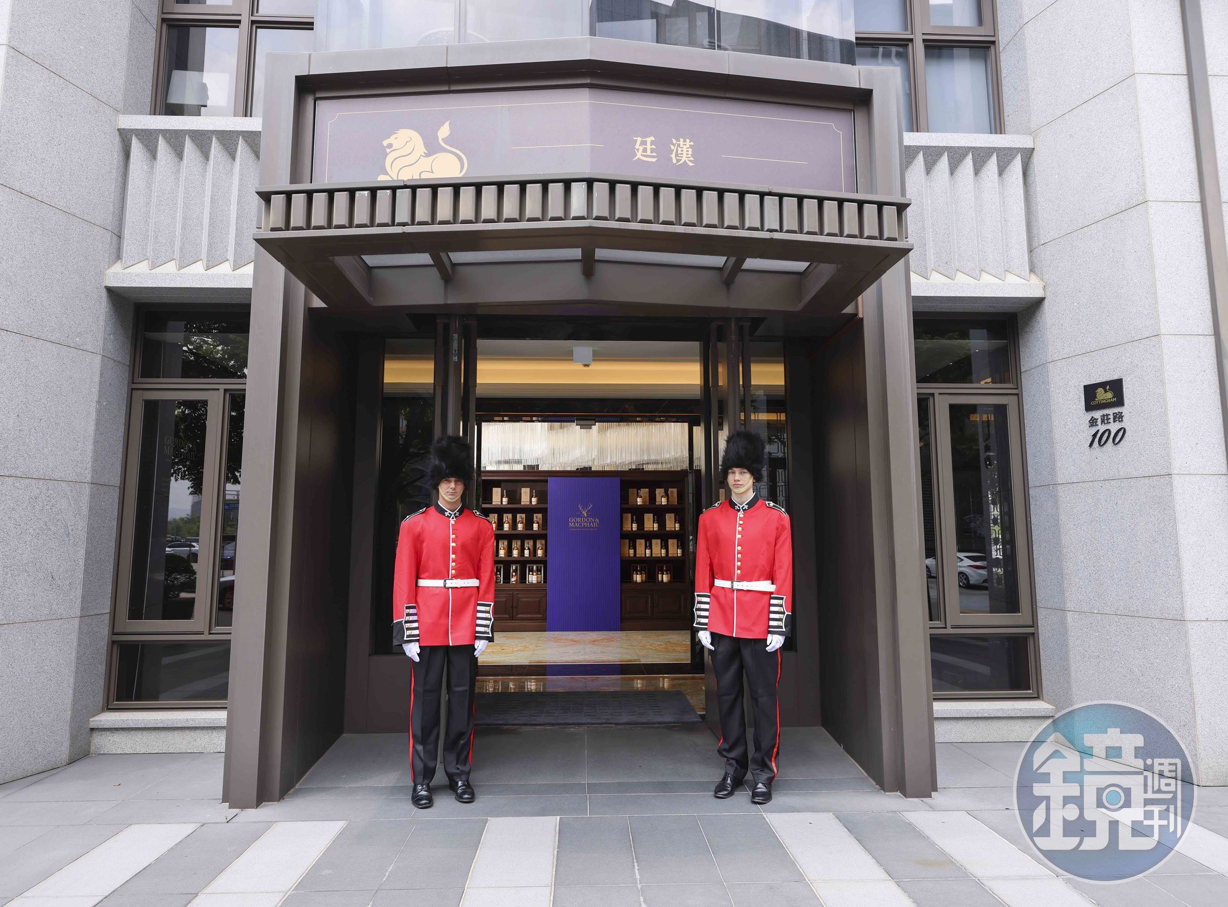發表會上特地請來英國皇家衛兵,於Cottingham Prestige House迎賓。(廷漢企業Cottingham Ltd.提供)