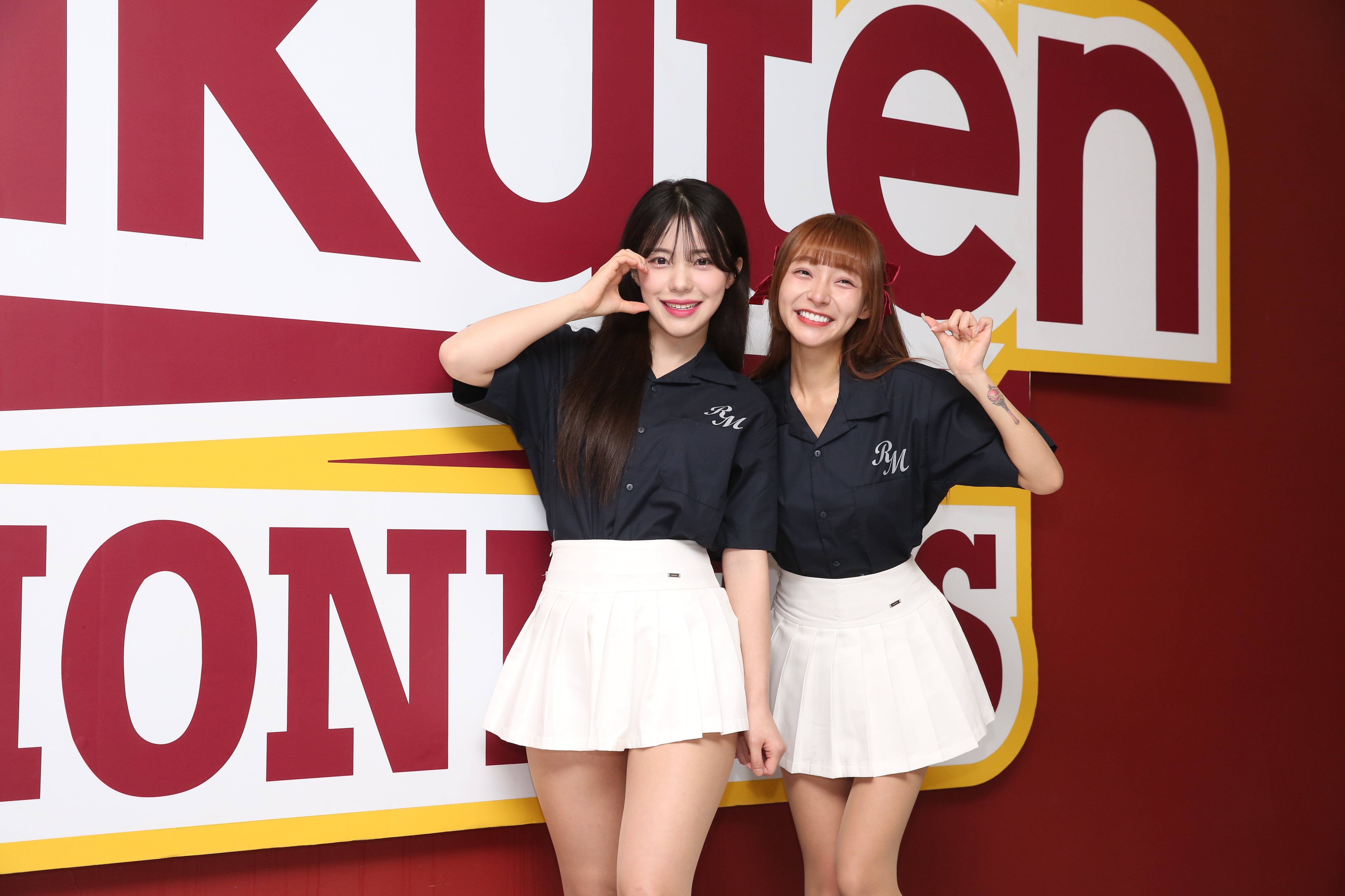 林襄（右）和李多慧兩位啦啦隊女神終於相見歡。