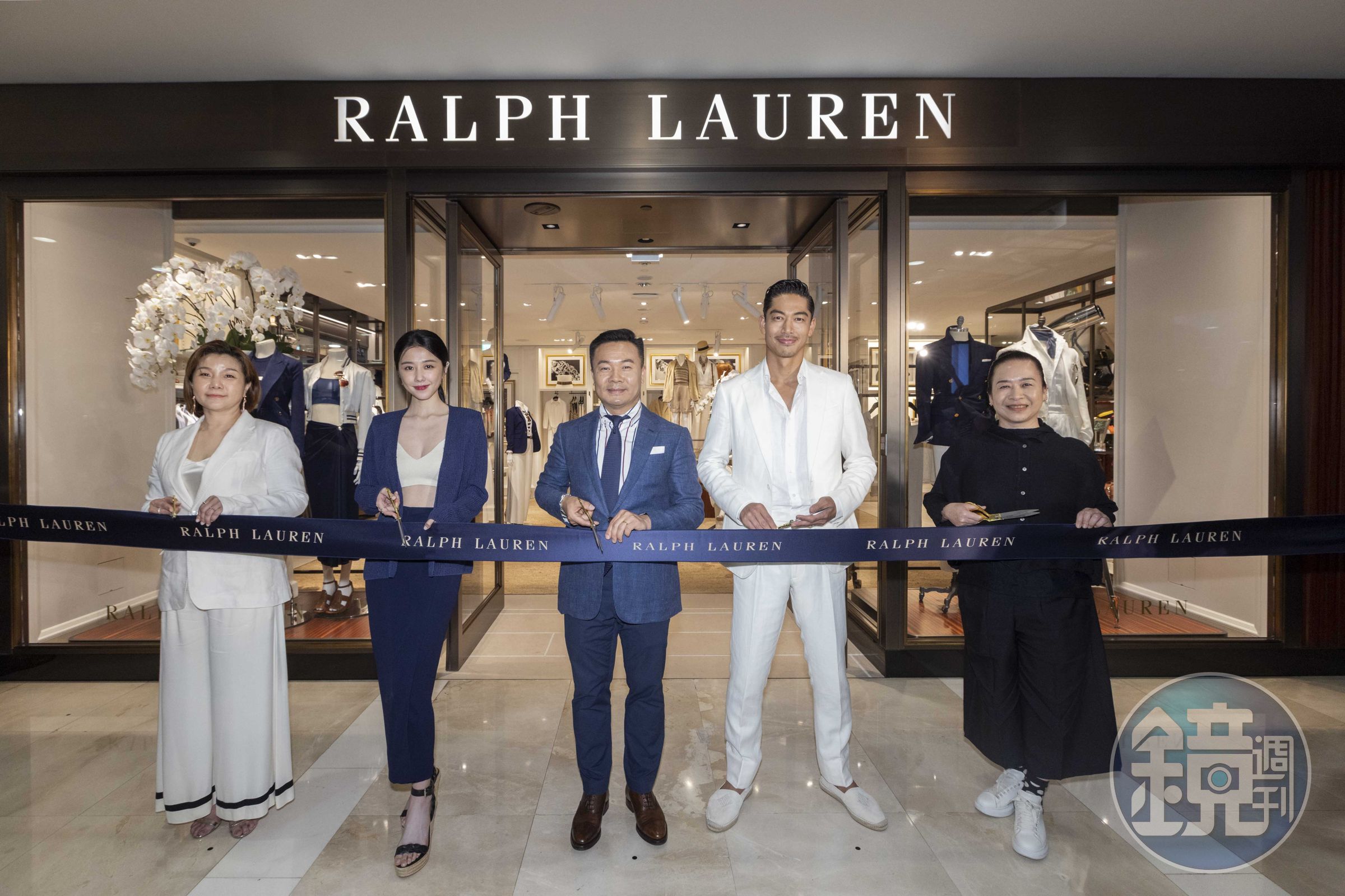 Akira（右2）、邵雨薇（左2）與Ralph Lauren亞太區零售營運副總裁Rex（中）、Ralph Lauren台灣區零售總經理Christy（左）、新光三越台南西門店店長古菊萍（右）一起剪綵。（Ralph Lauren提供）