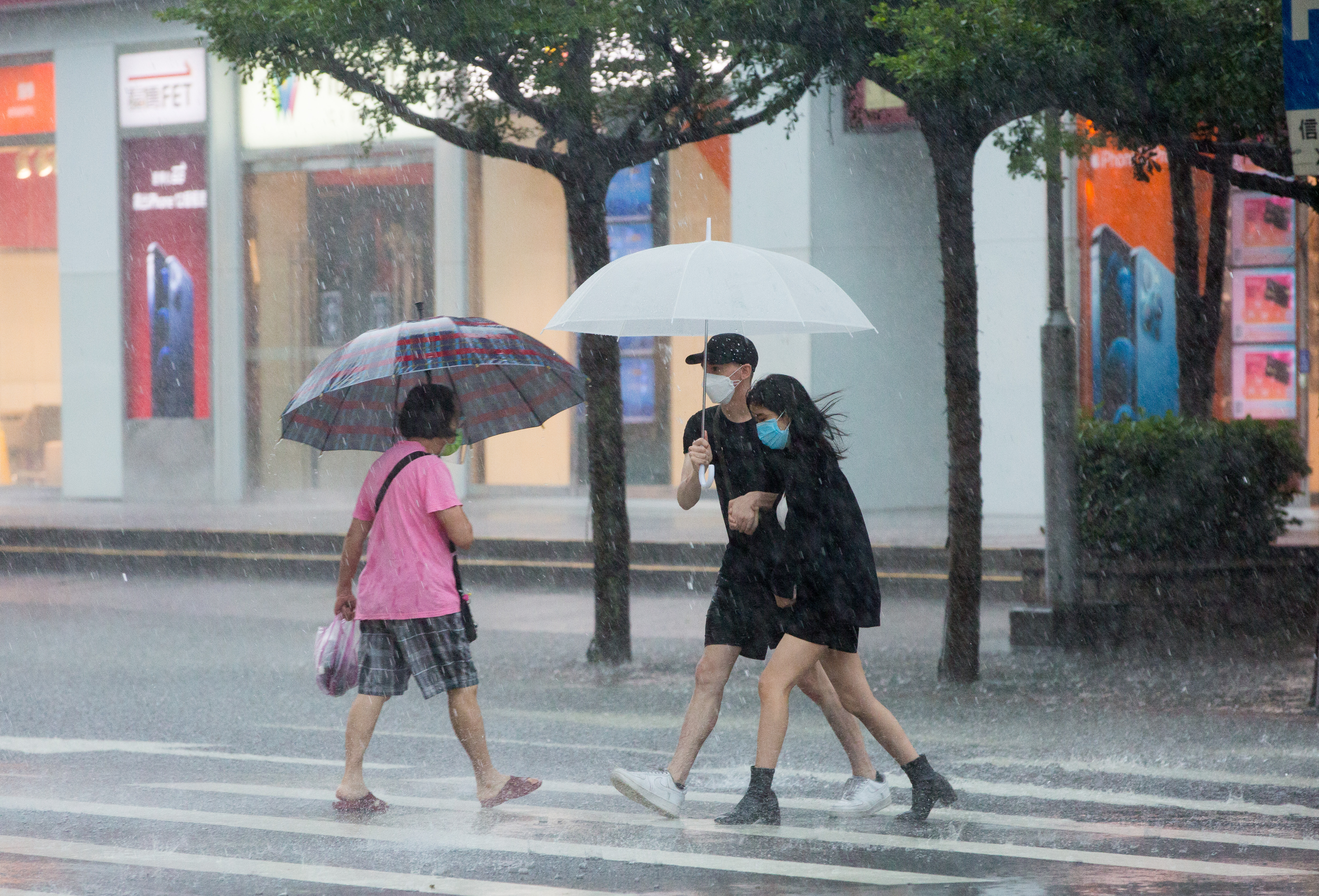 明（7日）下午至下週一（8日）鋒面通過，雨區擴大，全台都有降雨。