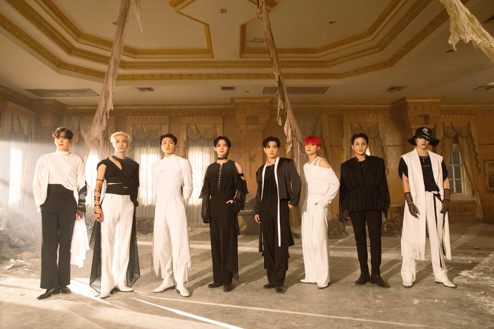 ATEEZ出道5年首度來台開唱，成員左起潤浩、星化、傘、呂尚、弘中、友榮、鍾浩、旼琦。（華藝娛樂提供）