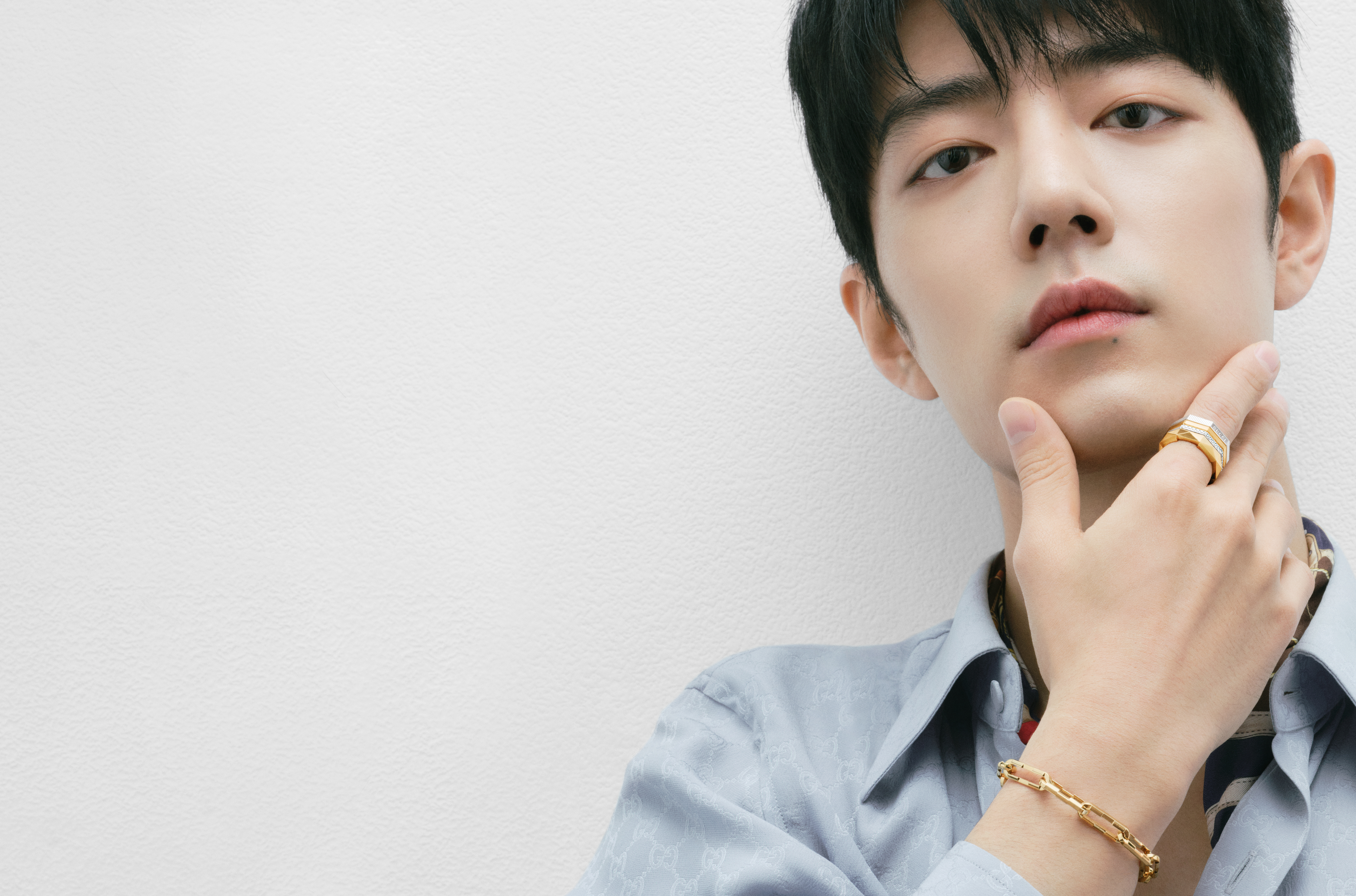 肖戰這眼神令人已融化，粉絲應該也好想變身成為他指間、腕上的GUCCI Link to Love系列珠寶吧！（古馳提供）