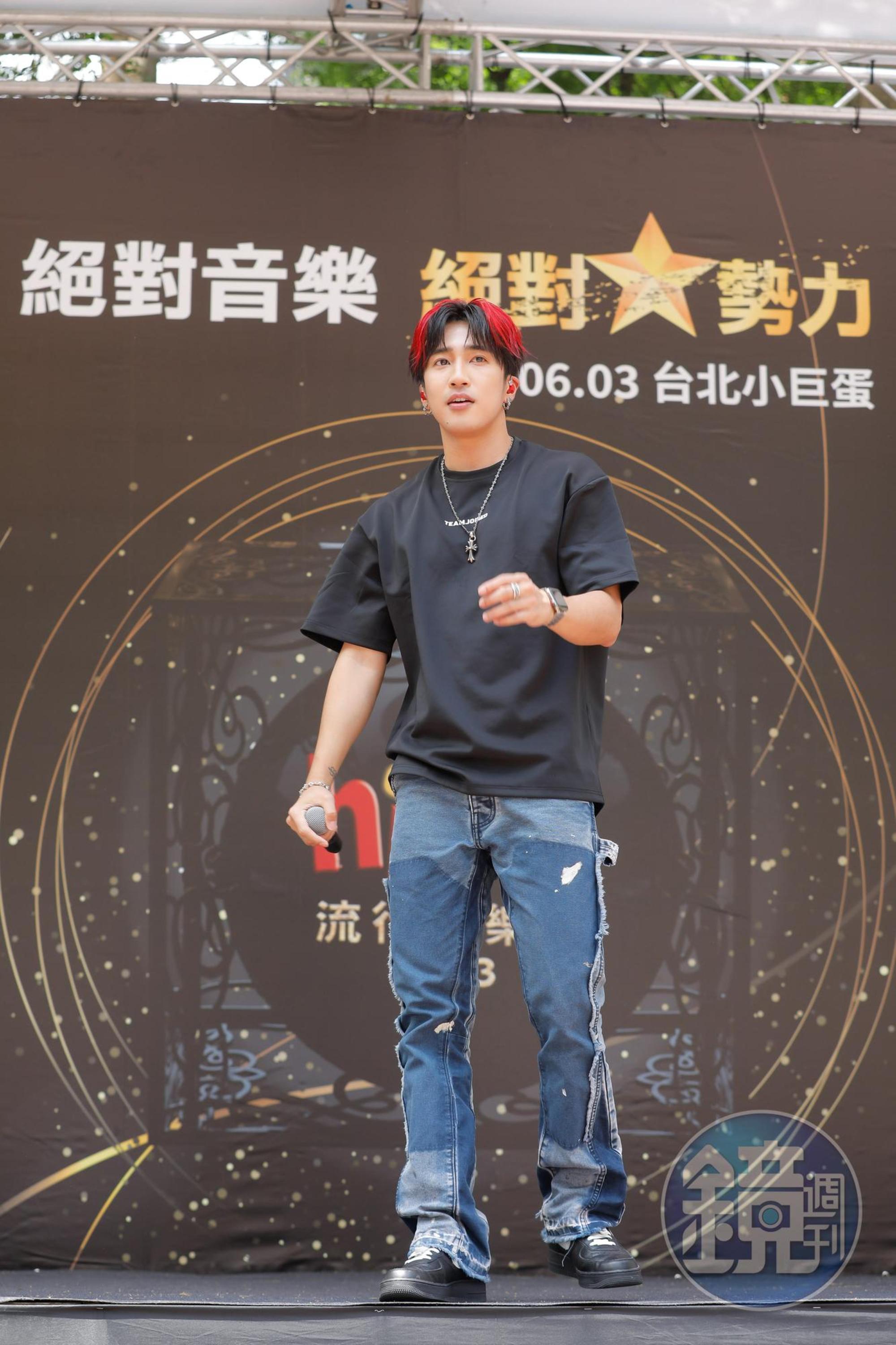 婁峻碩前陣子拍〈RISE〉MV時,在拍開車甩尾戲碼時差點撞到貨櫃。