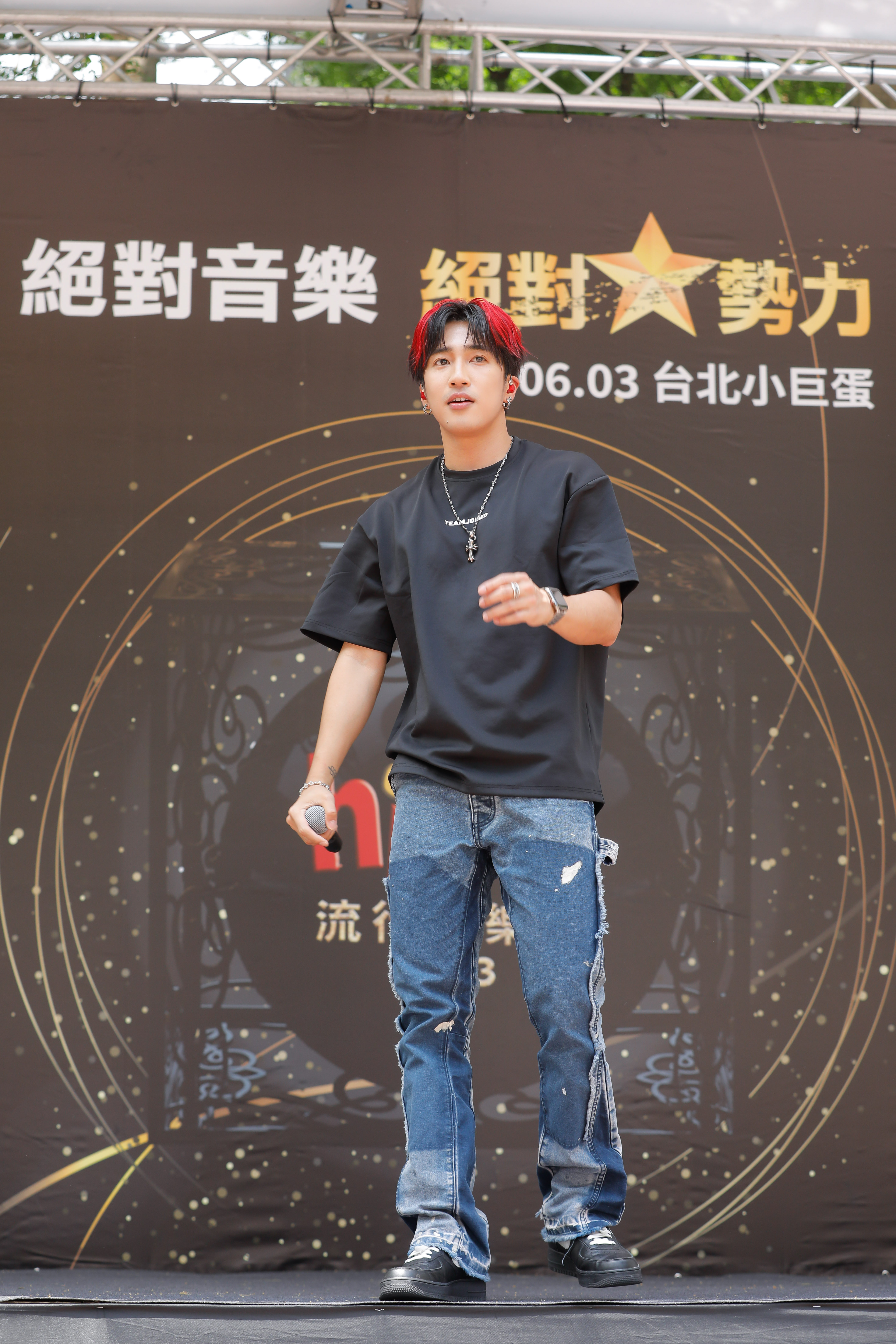 婁峻碩前陣子拍〈RISE〉MV時，在拍開車甩尾戲碼時差點撞到貨櫃。
