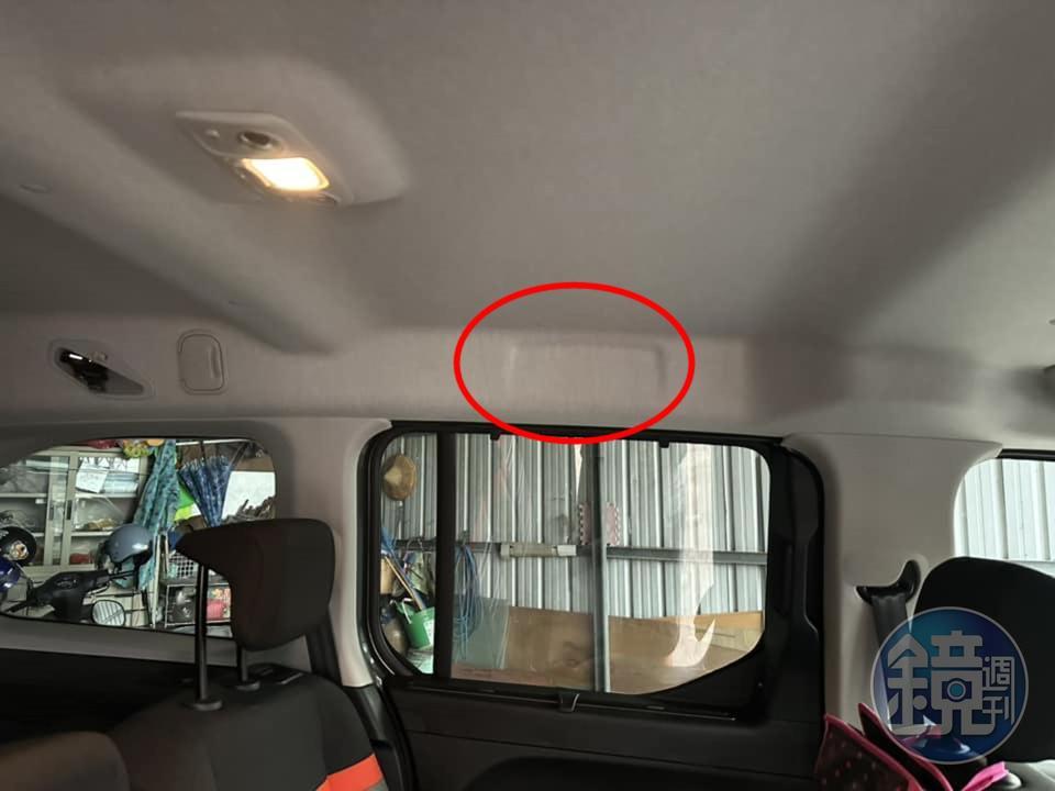 近期入手布丁狗新車的車主,發現原本在第二排座椅上方的把手「被消失」(紅圈處),po上臉書私密社團,才讓雪鐵龍閹割偷料一事曝光。(網友提供)