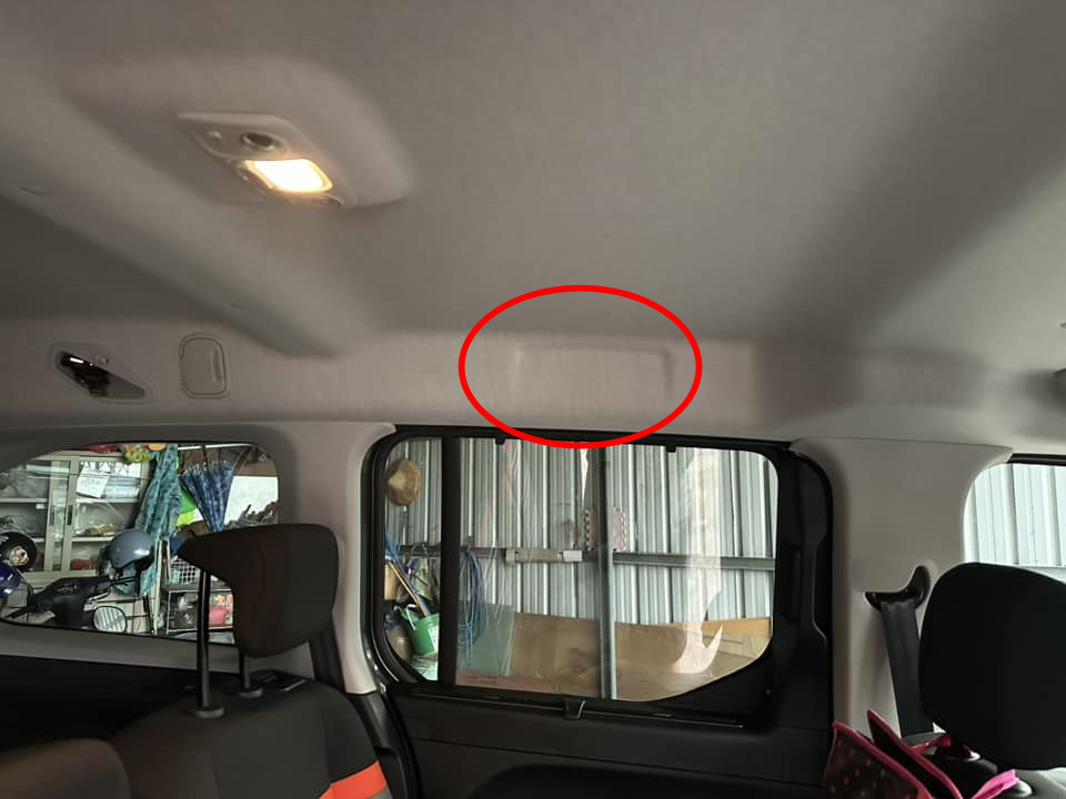 近期入手布丁狗新車的車主，發現原本在第二排座椅上方的把手「被消失」（紅圈處），po上臉書私密社團，才讓雪鐵龍閹割偷料一事曝光。（網友提供）
