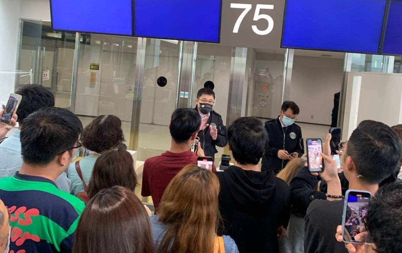 張國煒今早親飛日本向旅客當面致歉。(翻攝自PTT)
