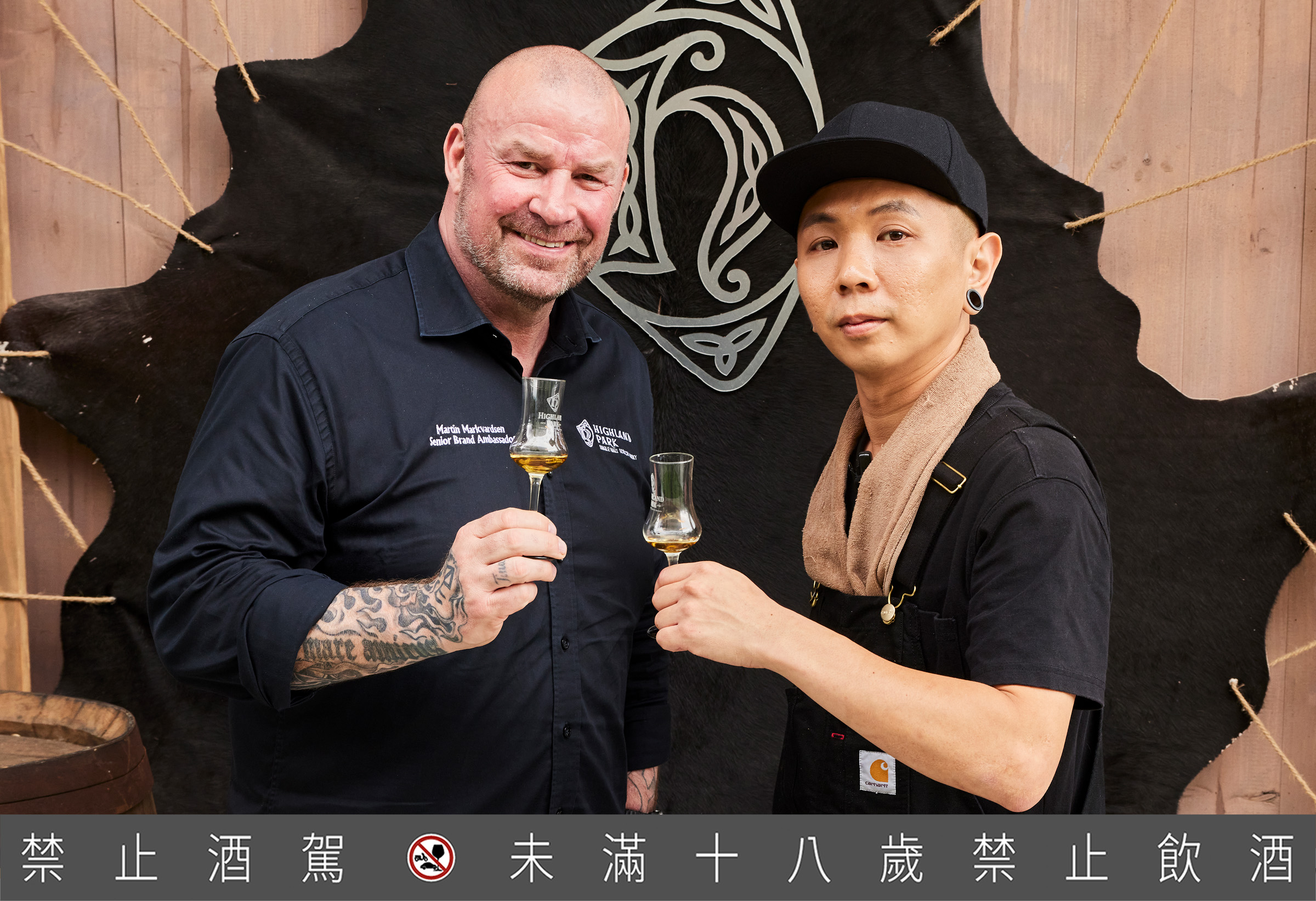 高原騎士全球品牌大使Martin Markvardsen(左)與FirePlay主理人蘇濟恒Nick Sor(右),在餐會上合作詮釋高原騎士經典煙燻雪莉威士忌的經典「野味」。(高原騎士Highland Park提供)