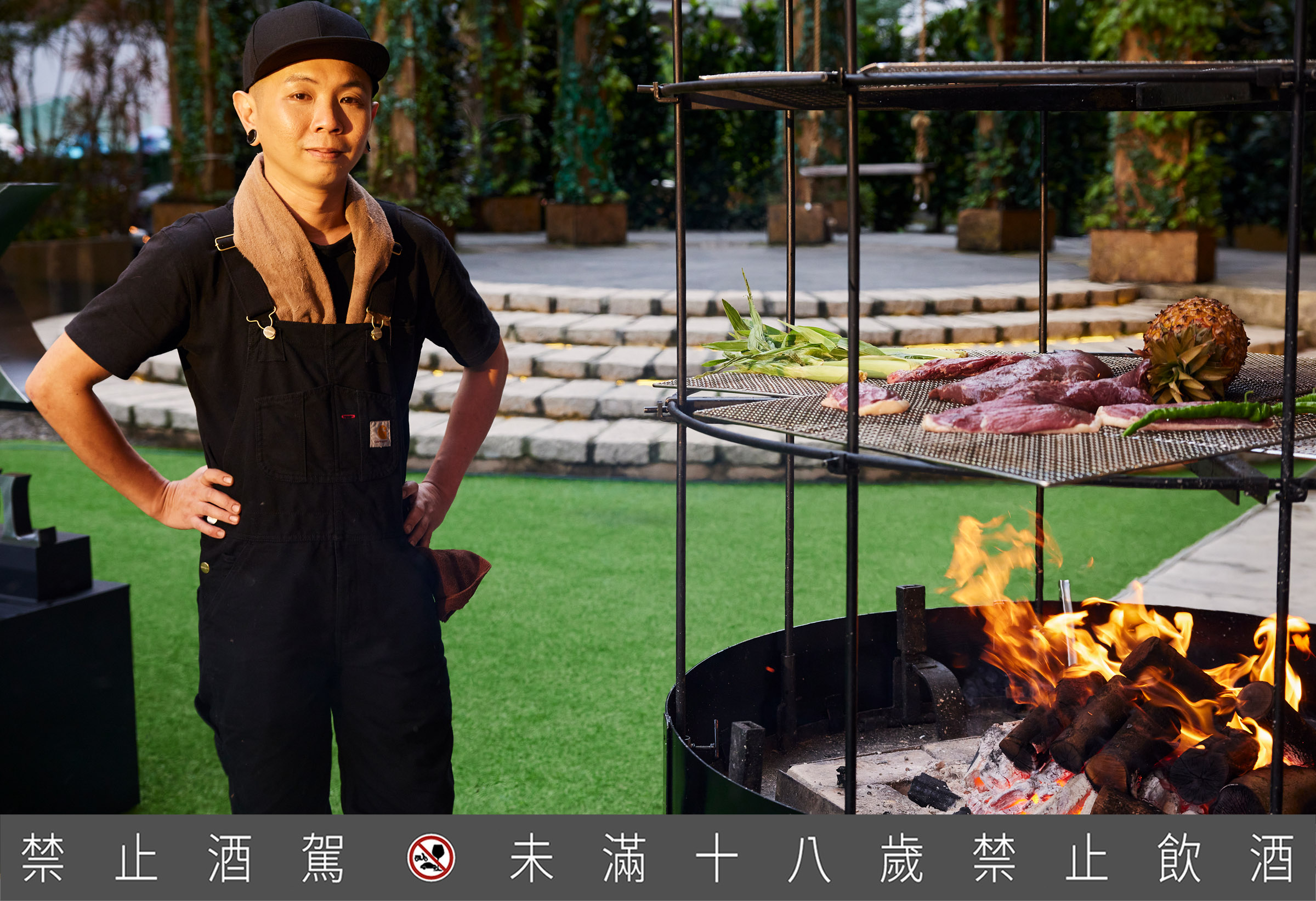 FirePlay主理人蘇濟恒Nick Sor現場展示「手工打造鳥籠火爐」,他的直火料理與高原騎士高年份酒款激盪出全新風味。(高原騎士Highland Park提供)
