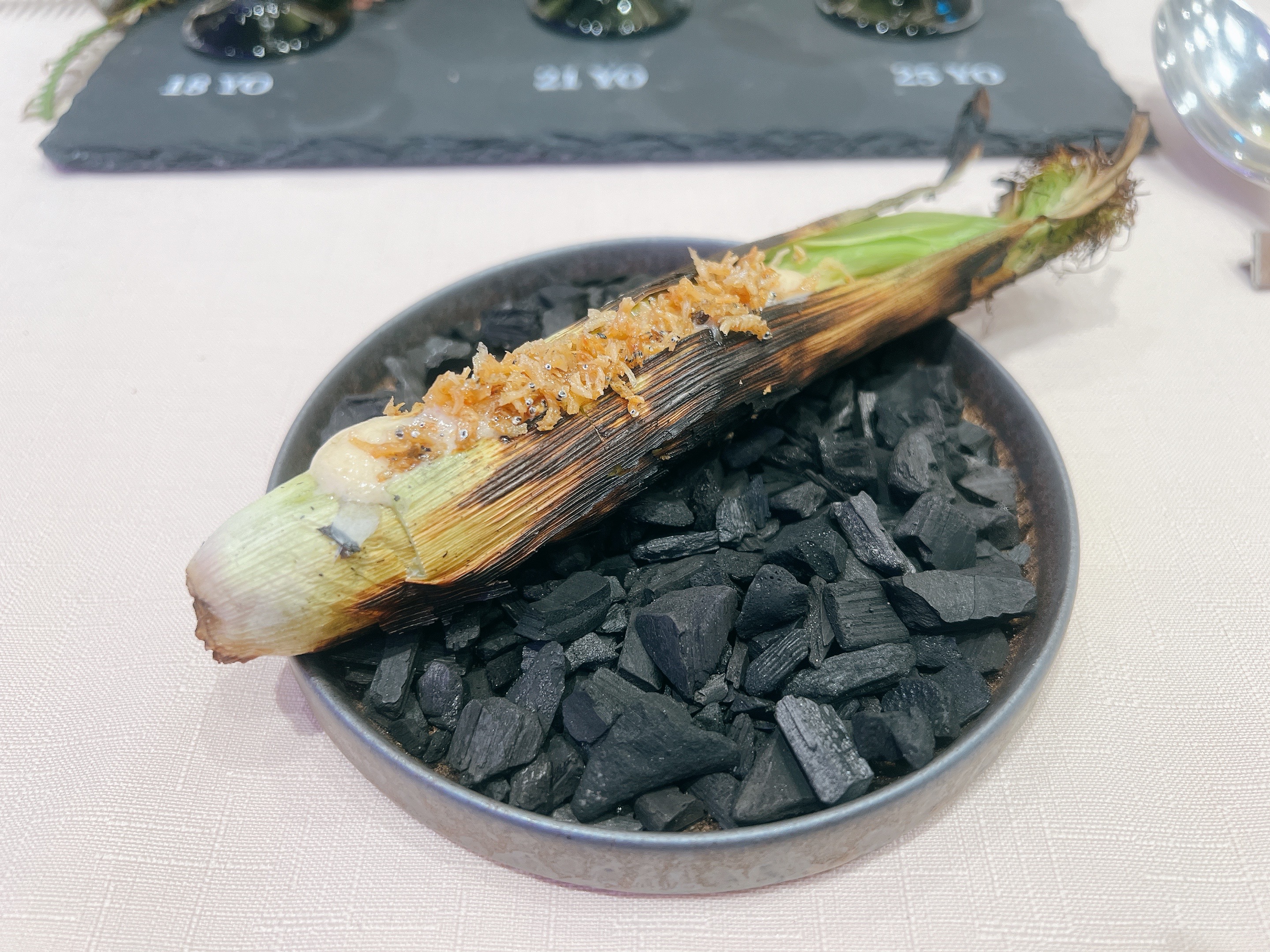 炭烤的甜美玉米筍上面是鹹香脆兼具的鯷魚醬和吻仔魚,吃一口就忍不啜一口威士忌,體驗兩者相得益彰的美好感受。