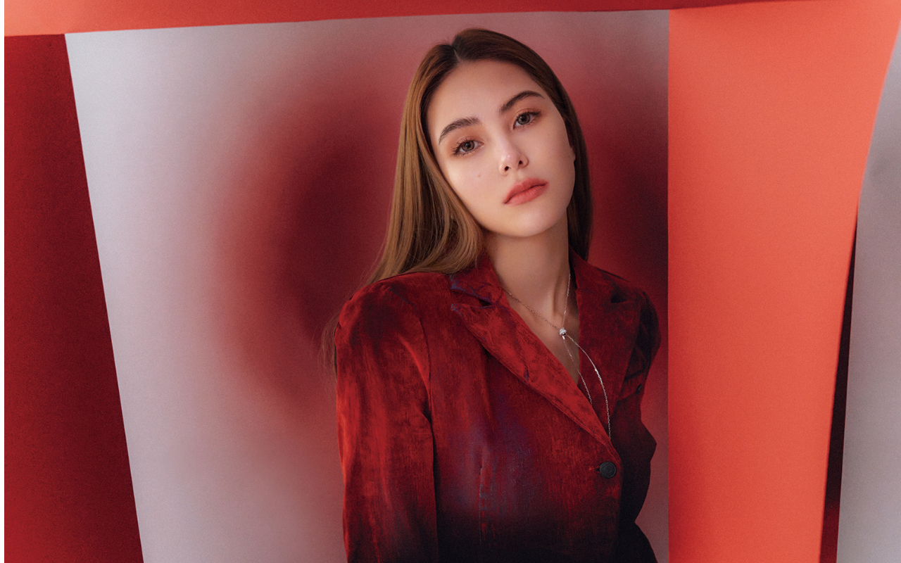 昆凌大談育兒經，透露睡前父母與小孩要誇獎對方一句話。（《ELLE》國際中文版提供）