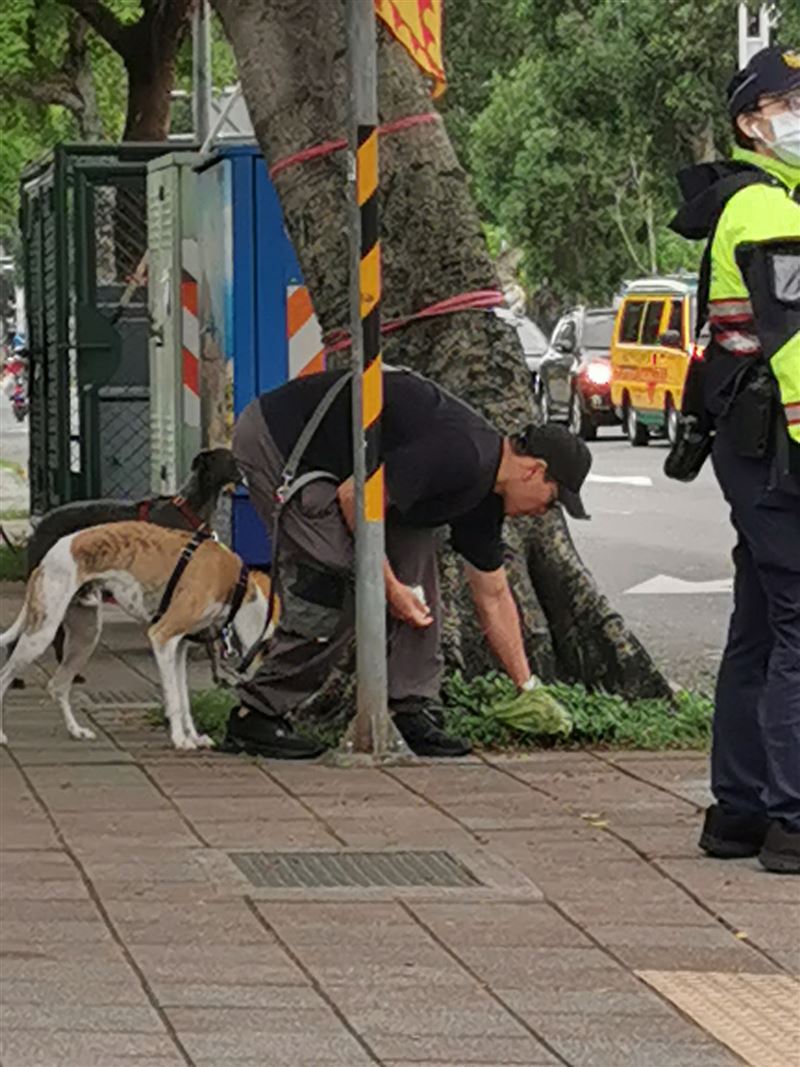 網友意外捕捉到彭于晏遛狗,他撿拾愛犬的便便,非常有公德心。(翻攝自靠北天母幫臉書)