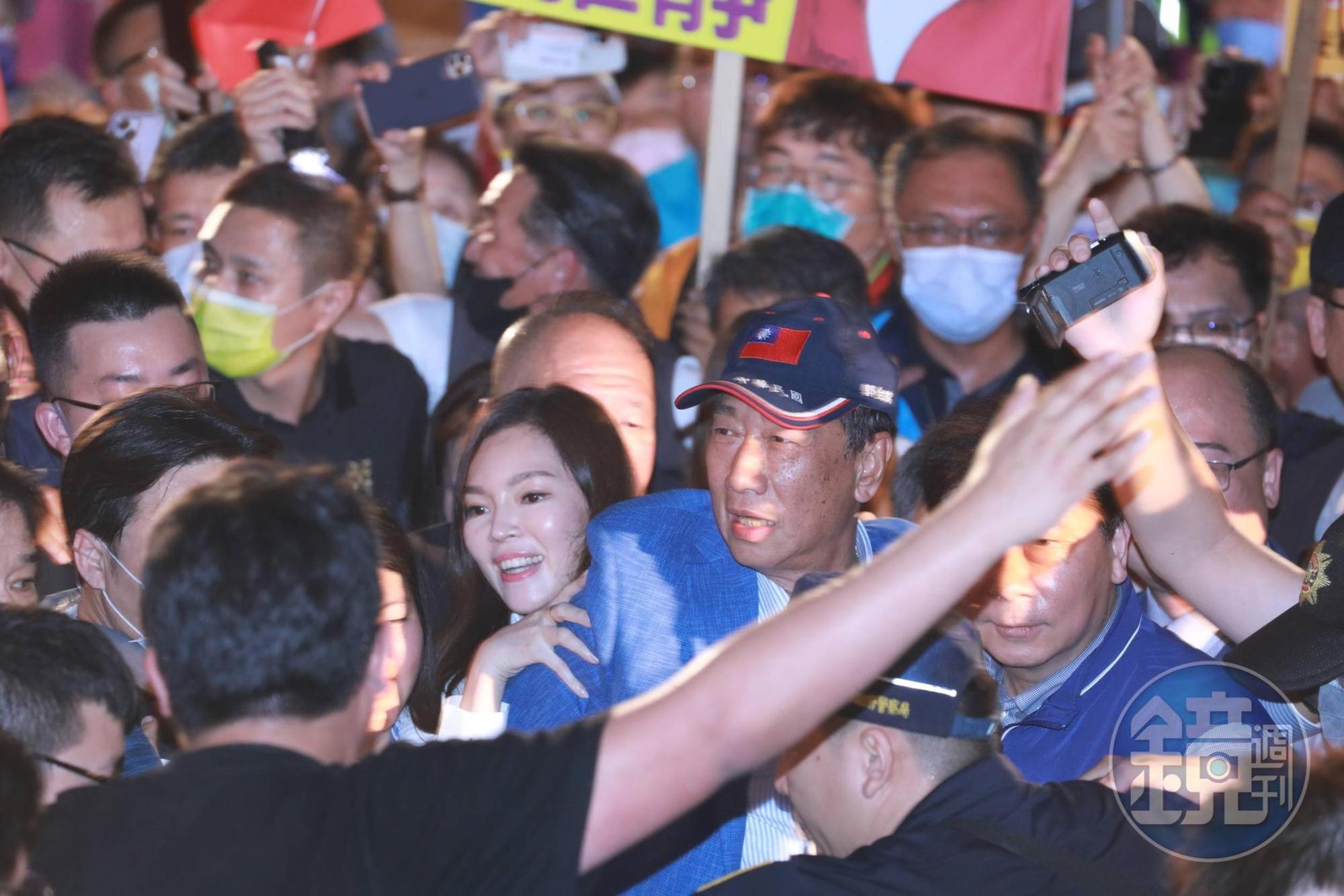 郭台銘與妻子曾馨瑩在支持者簇擁下進場。