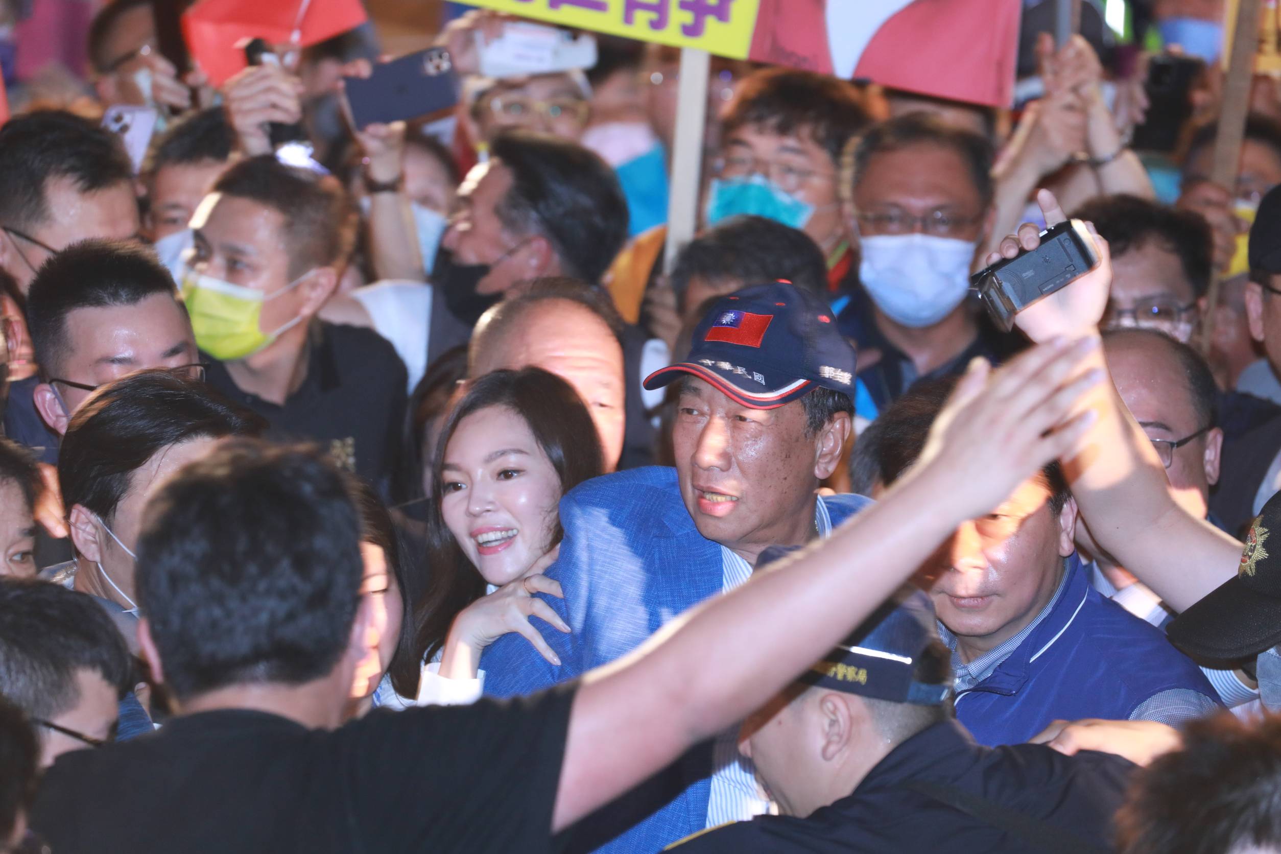 郭台銘與妻子曾馨瑩在支持者簇擁下進場。