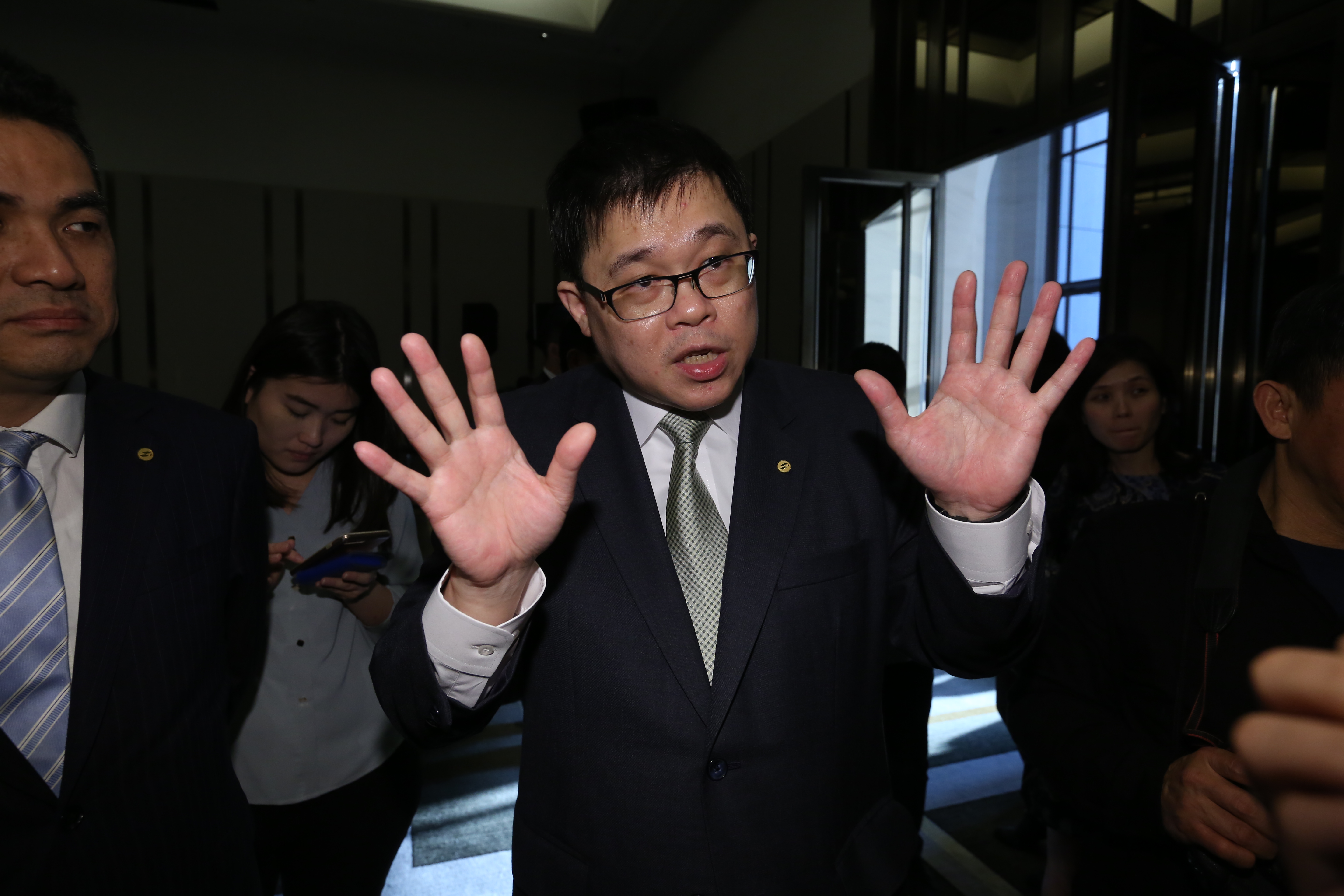 針對星宇航班延誤的公關危機，醫藥美食記者王瑞玲逆風力挺張國煒與機組員，認為乘客理不饒人。（本刊資料照）