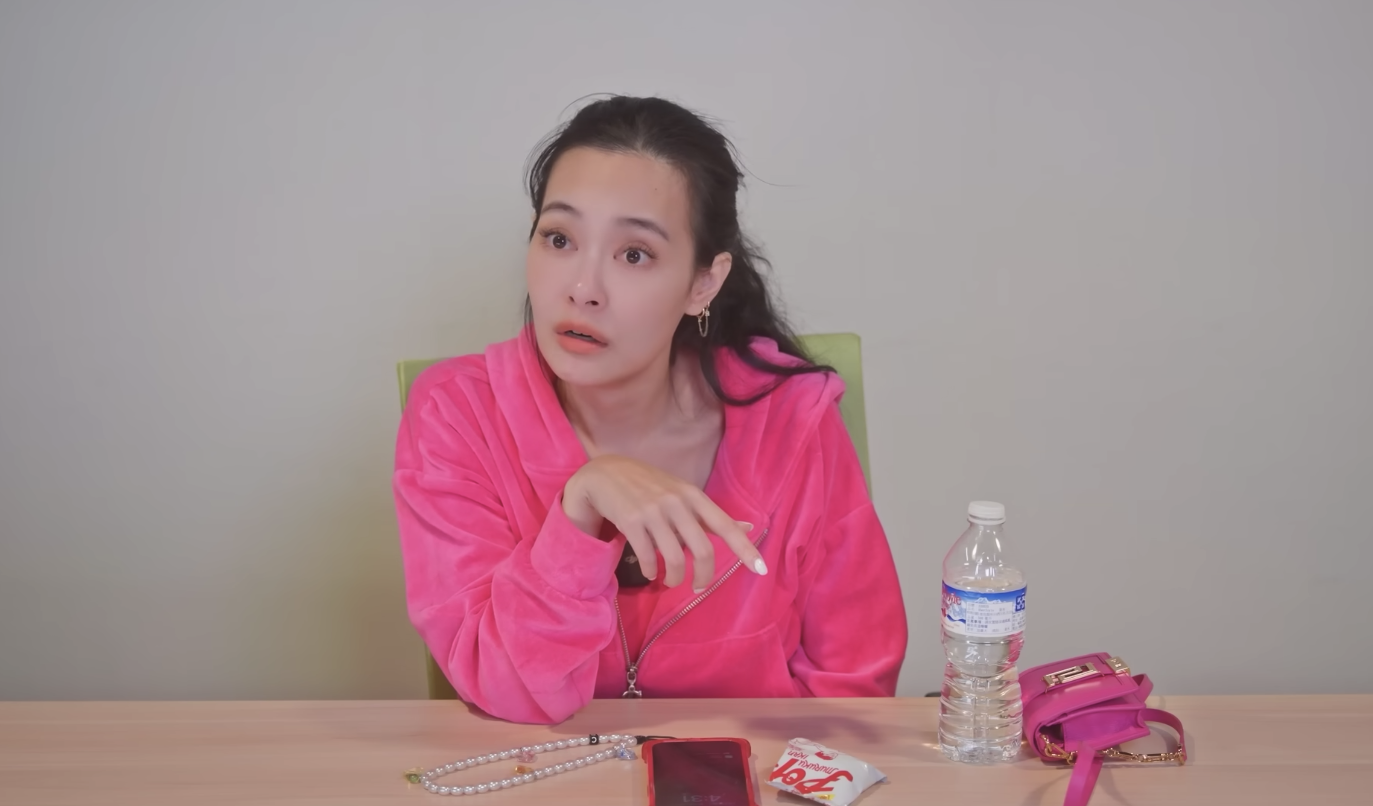 王思佳說:「如果它是假的,我他媽操翻那個代購!」後,嘴唇顫抖。(翻攝王思佳YouTube頻道)