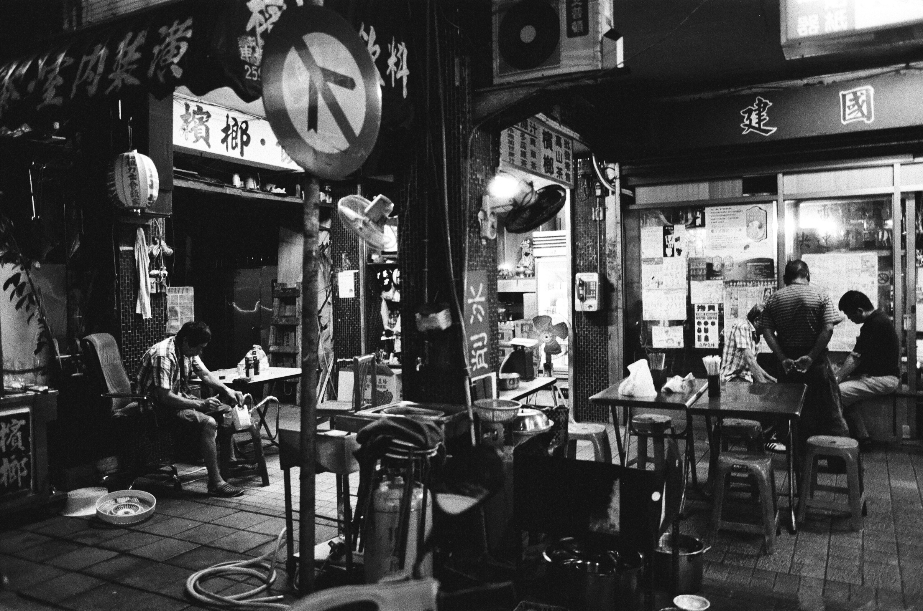 余白作品《臺北之胃》中的騎樓攤位。（Photo Credit by Hubert Kilian）