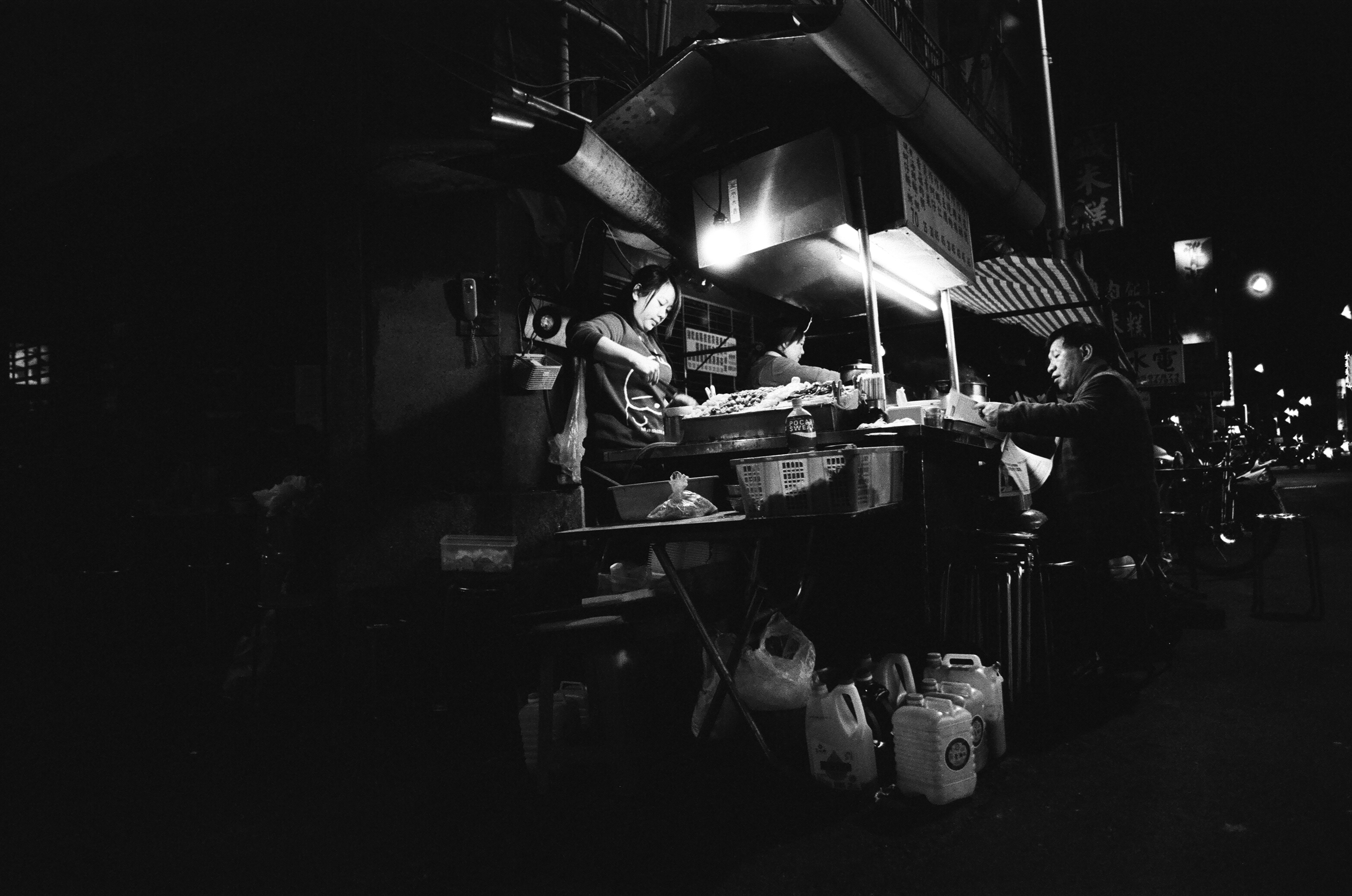 余白作品《臺北原味》中的小攤風景。（Photo Credit by Hubert Kilian）