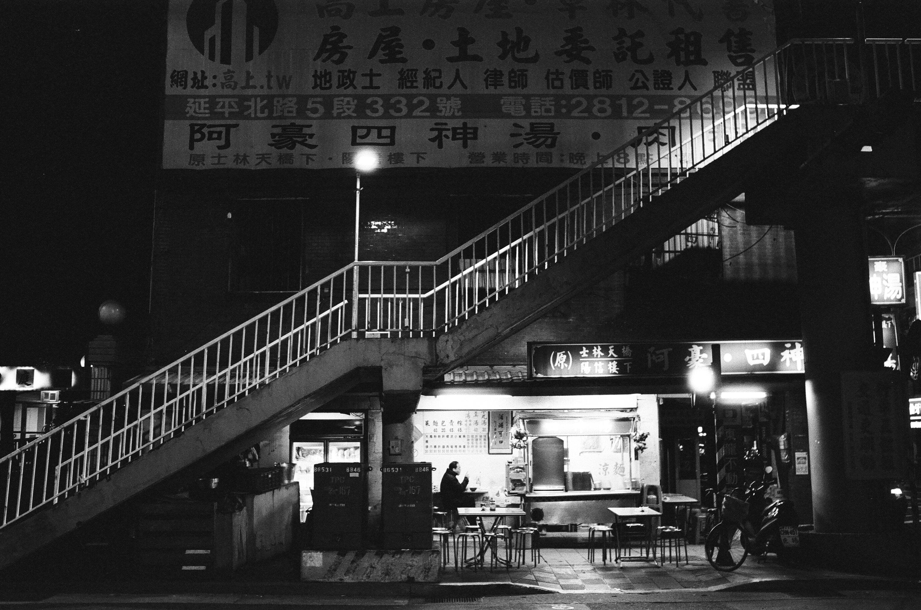 余白作品《臺北原味》天橋下的小店。（Photo Credit by Hubert Kilian）
