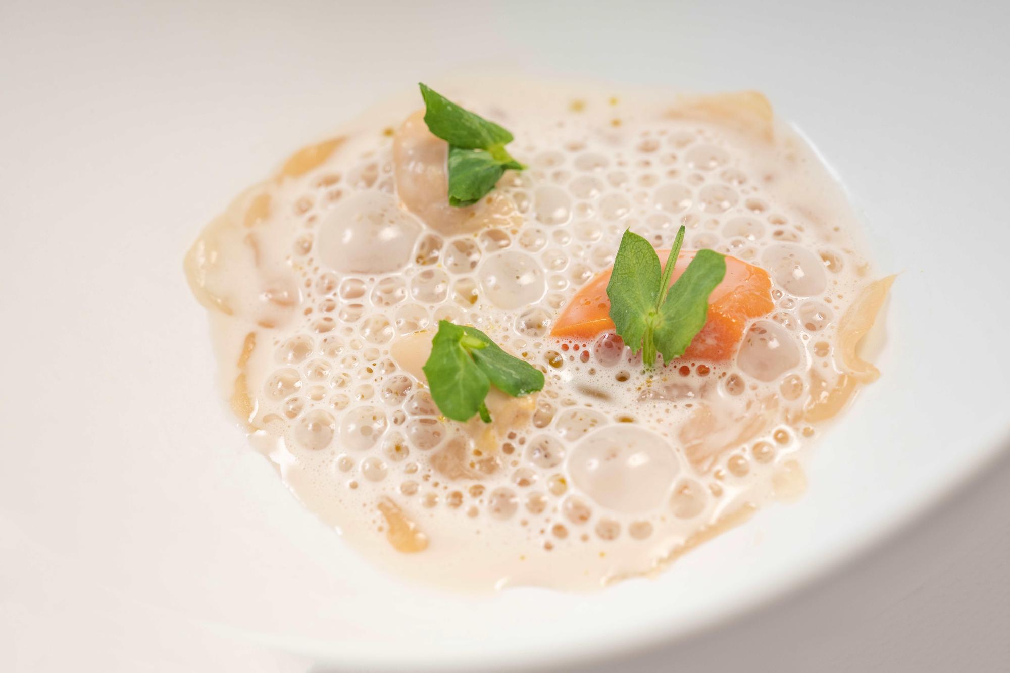 「煙燻核桃海扇貝」的泡泡非常美味。（MUSA慕舍酒店提供）