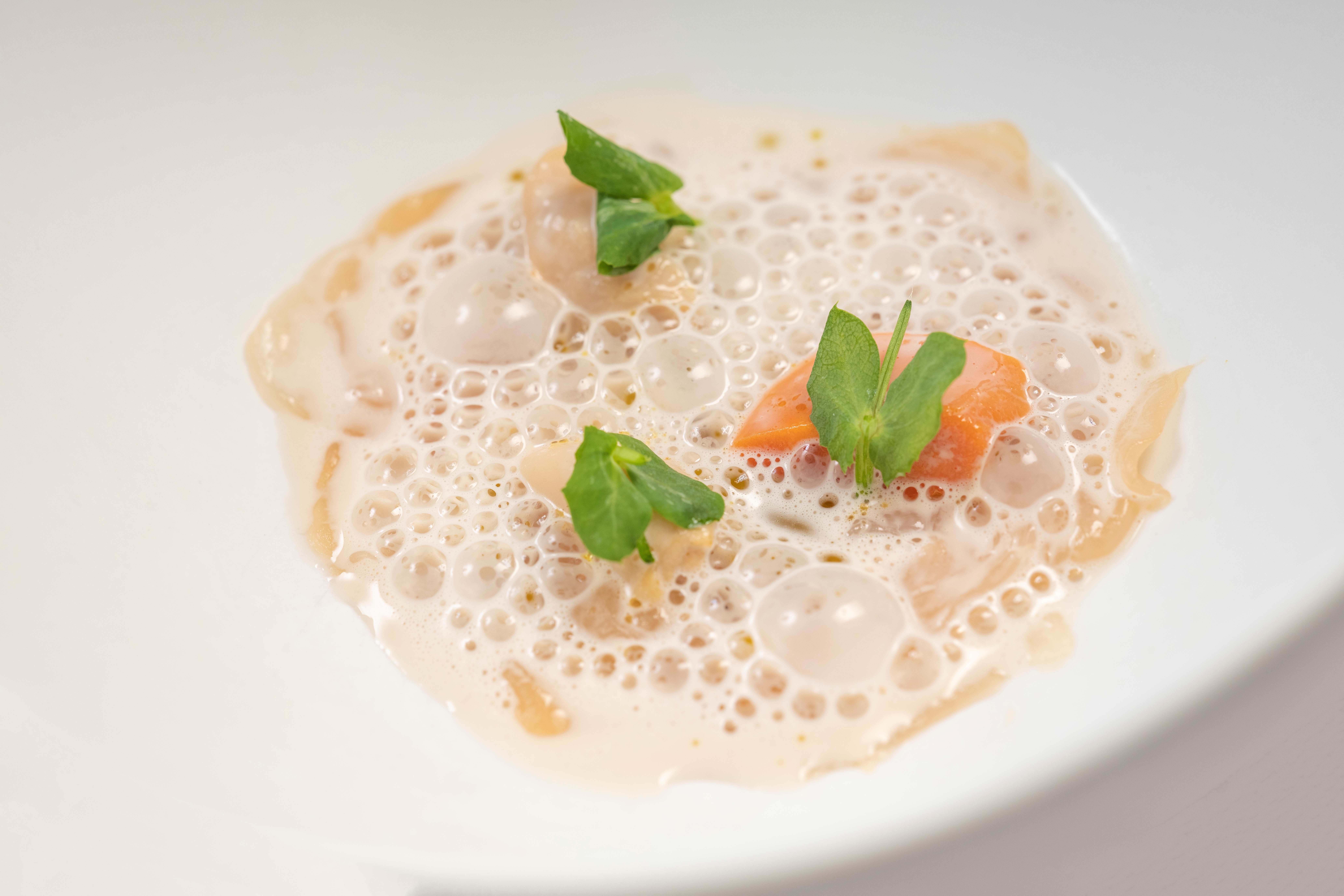 「煙燻核桃海扇貝」的泡泡非常美味。（MUSA慕舍酒店提供）