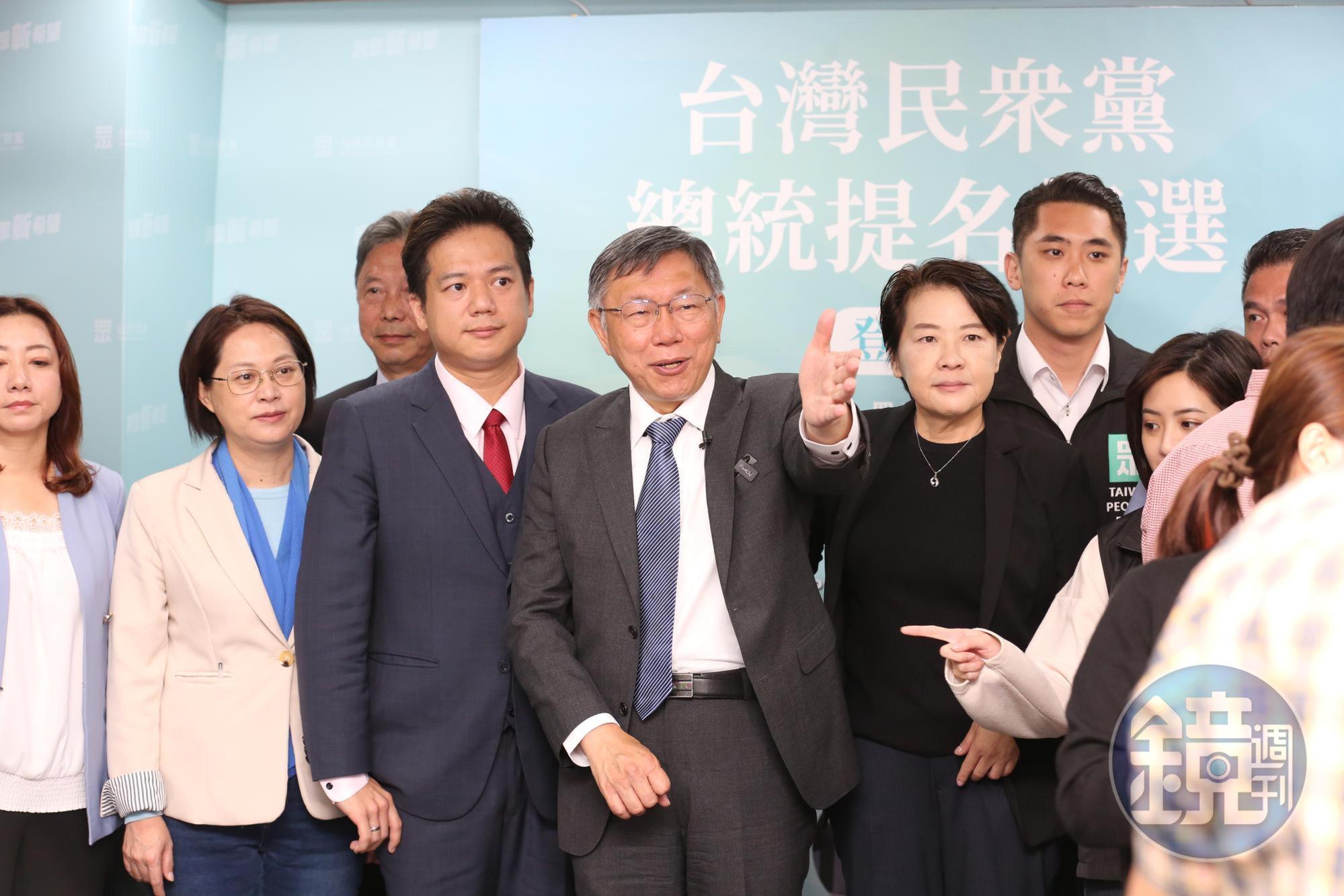 柯文哲(中)今登記總統初選,一旁還有被認為可能成為副手的黃珊珊(黑衣者)。