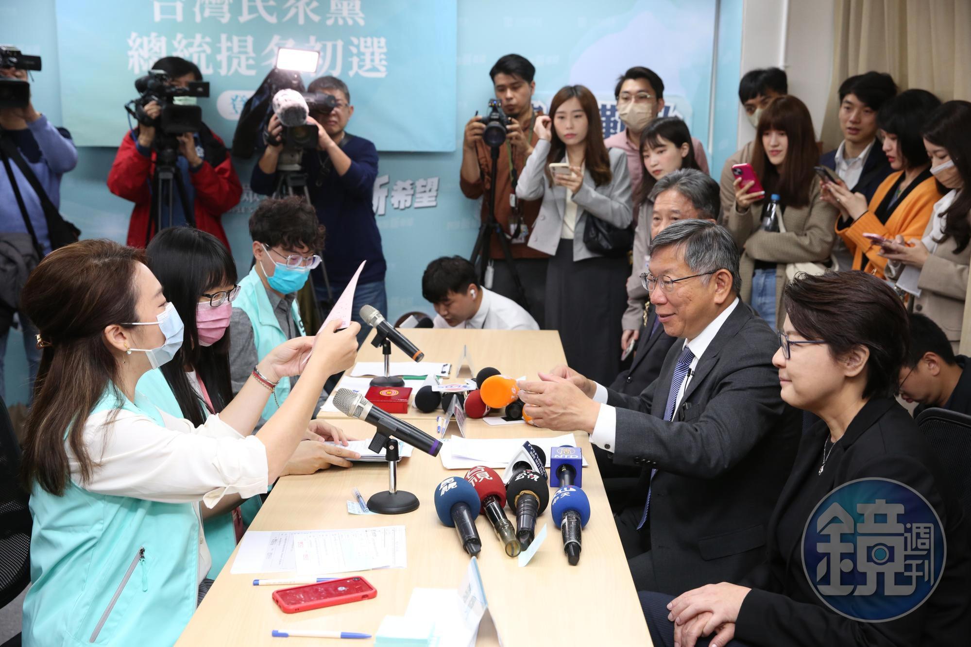 柯文哲在媒體見證下完成登記黨內總統初選登記程序。