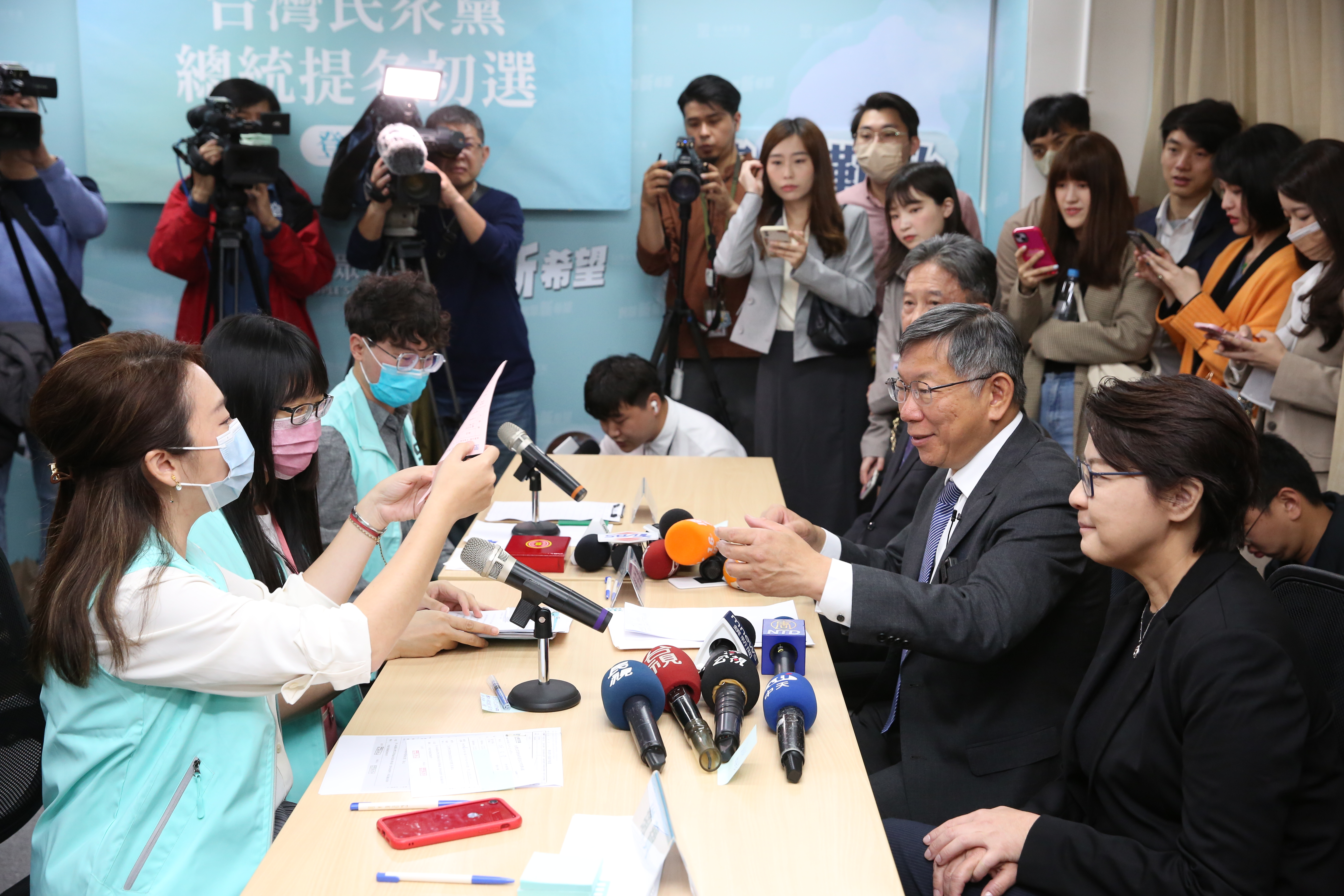 柯文哲在媒體見證下完成登記黨內總統初選登記程序。
