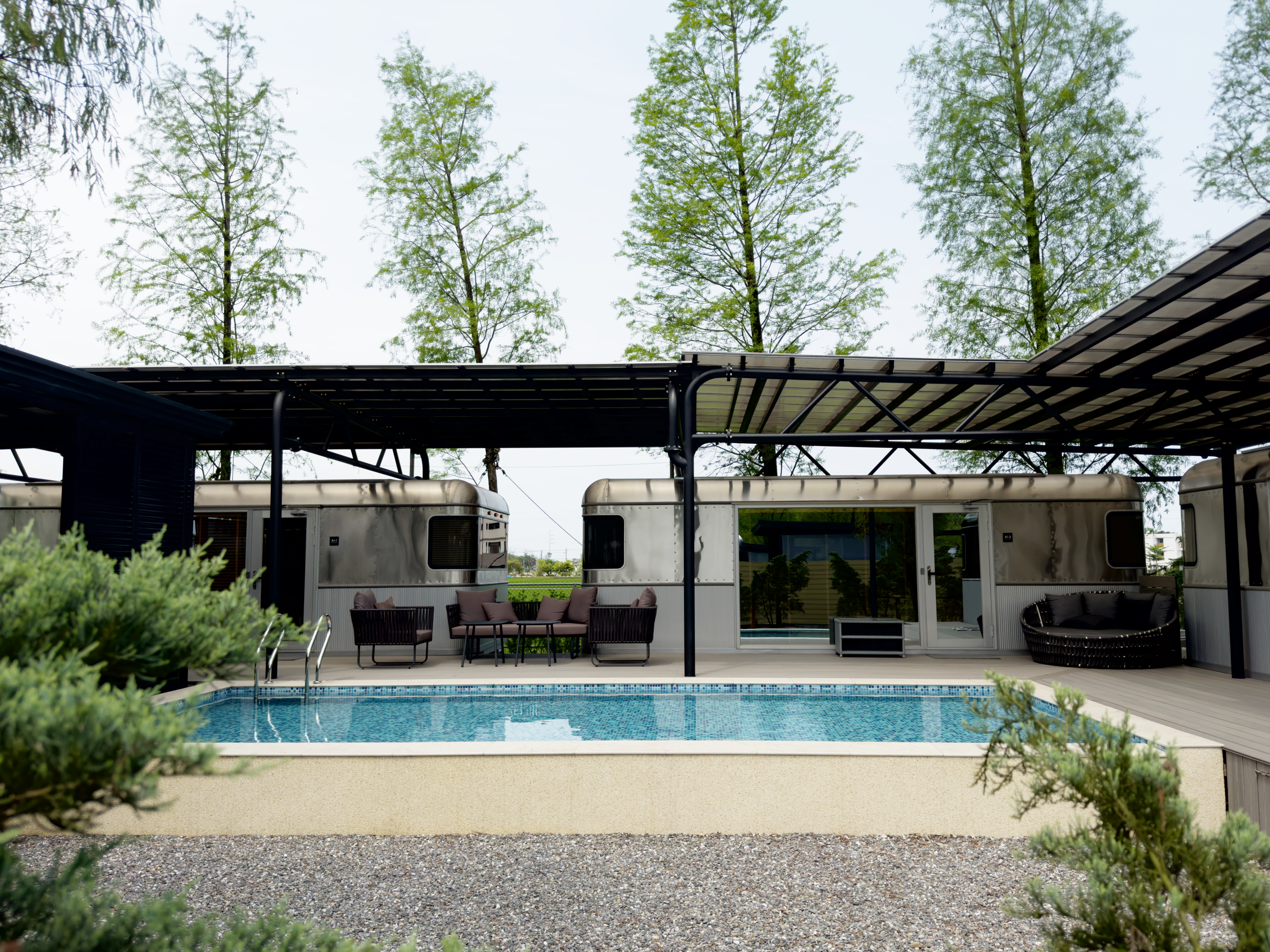 宜蘭「LOOPLAND」露營車配有私人泳池，有如打造森林裡的海島villa。