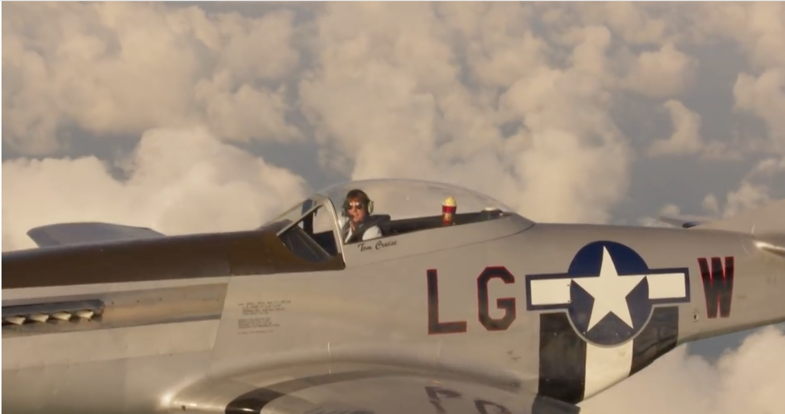 湯姆克魯斯駕駛螺旋槳飛機，在高空中領獎發表感言。（翻攝自MTV官方Facebook）