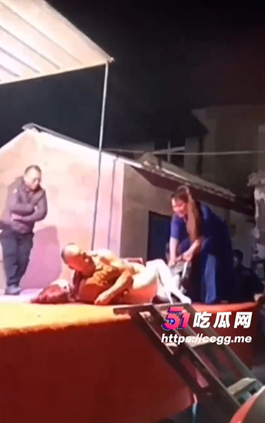 女主持試圖把大爺拉開。（翻自《51吃瓜網》）