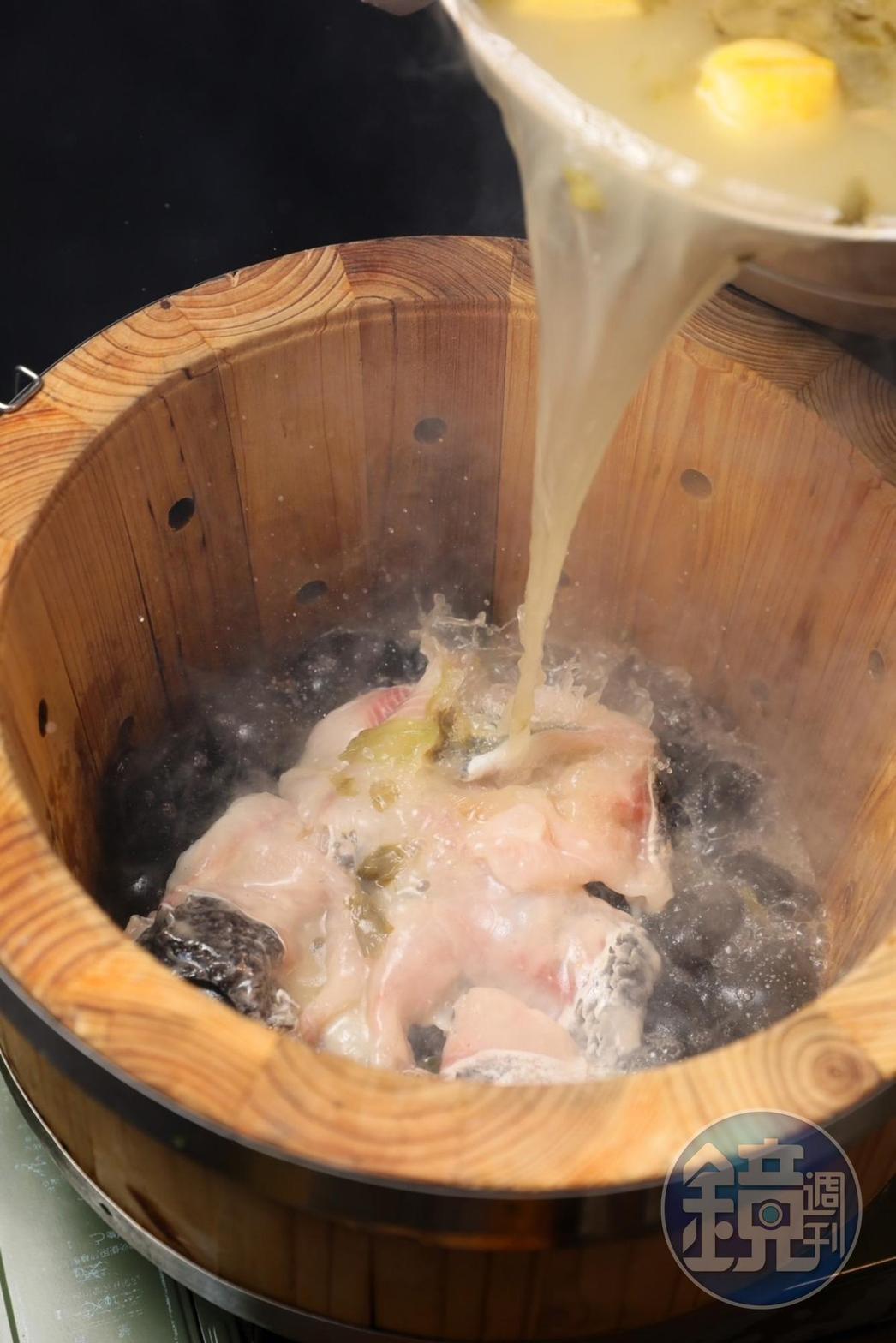 先將烏鱧魚片鋪上高溫石頭，再沖入酸菜高湯。