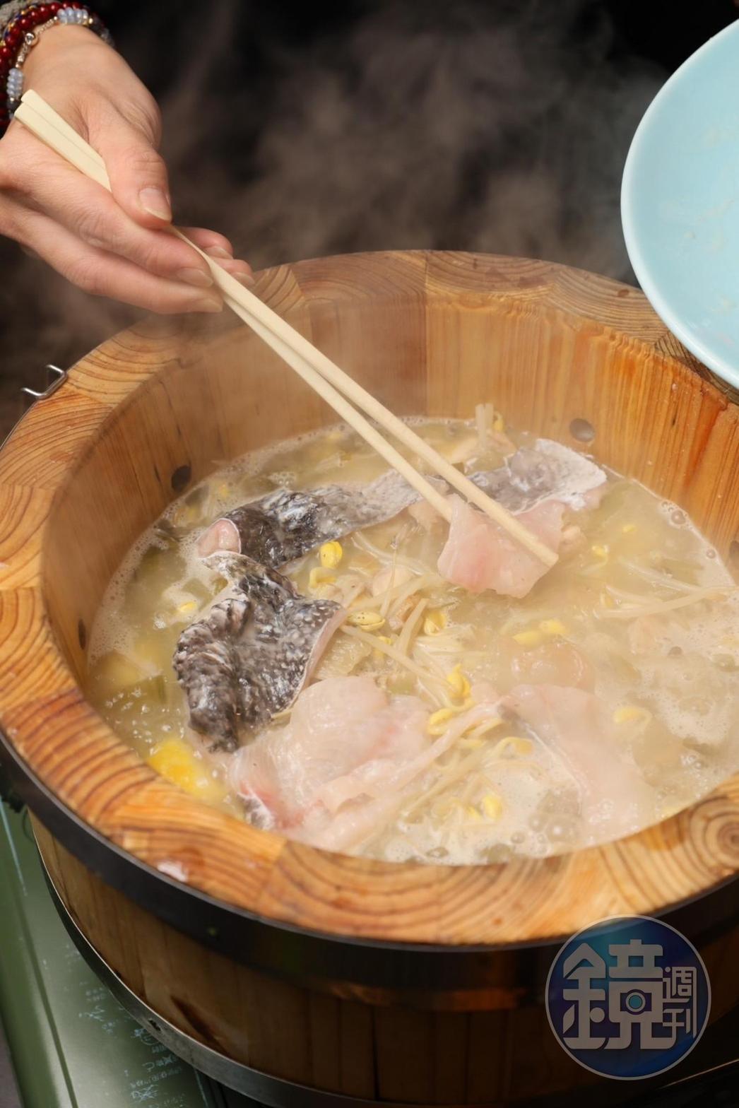 粉嫩魚片在冒著煙霧的白潤湯頭中洗溫泉，這畫面讓我口水直流。