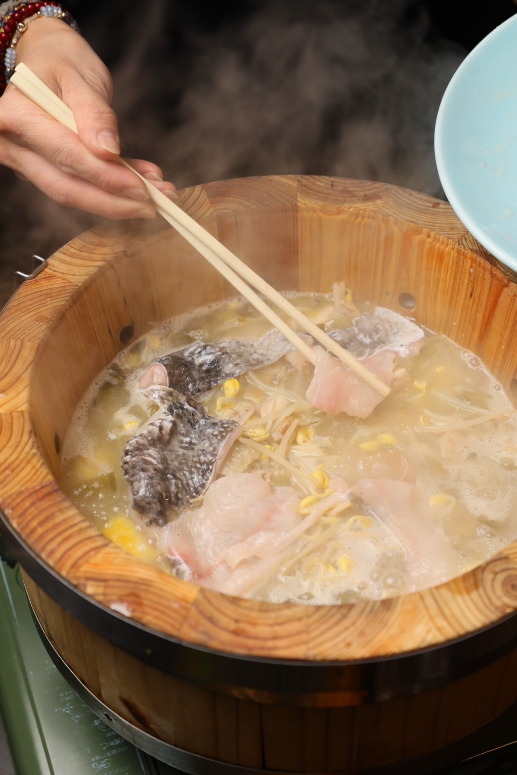 粉嫩魚片在冒著煙霧的白潤湯頭中洗溫泉，這畫面讓我口水直流。