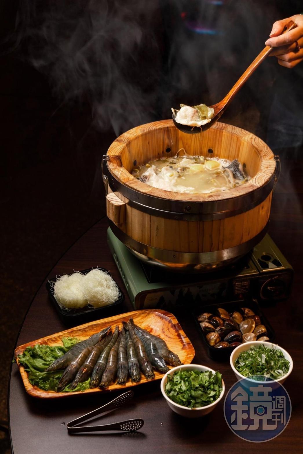 Lulu笑說忘記把「酸菜木桶黑魚」放上菜單，反而變成識途老饕才懂點的隱藏菜色。（2,580元／份，附米粉、蝦、蛤蜊等配餐）