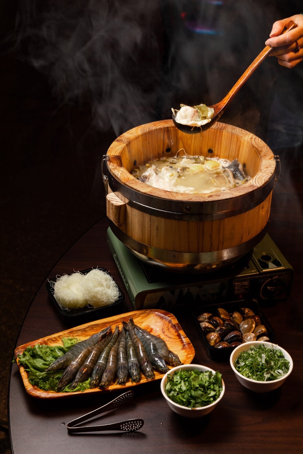 Lulu笑說忘記把「酸菜木桶黑魚」放上菜單，反而變成識途老饕才懂點的隱藏菜色。（2,580元／份，附米粉、蝦、蛤蜊等配餐）