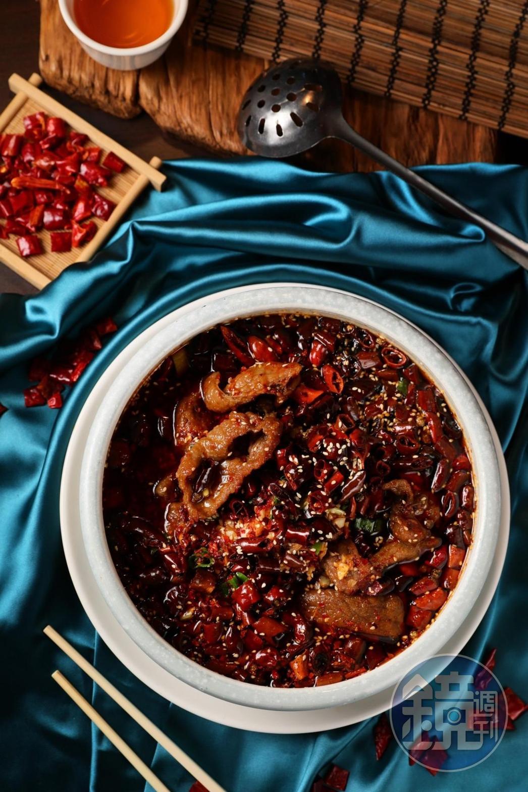 先前遇上缺蛋潮，為了讓「金牌水煮牛」的牛肉仍能呈現蛋液包裹後的軟嫩，老闆還專程開去新竹載蛋回來。（588元／份）