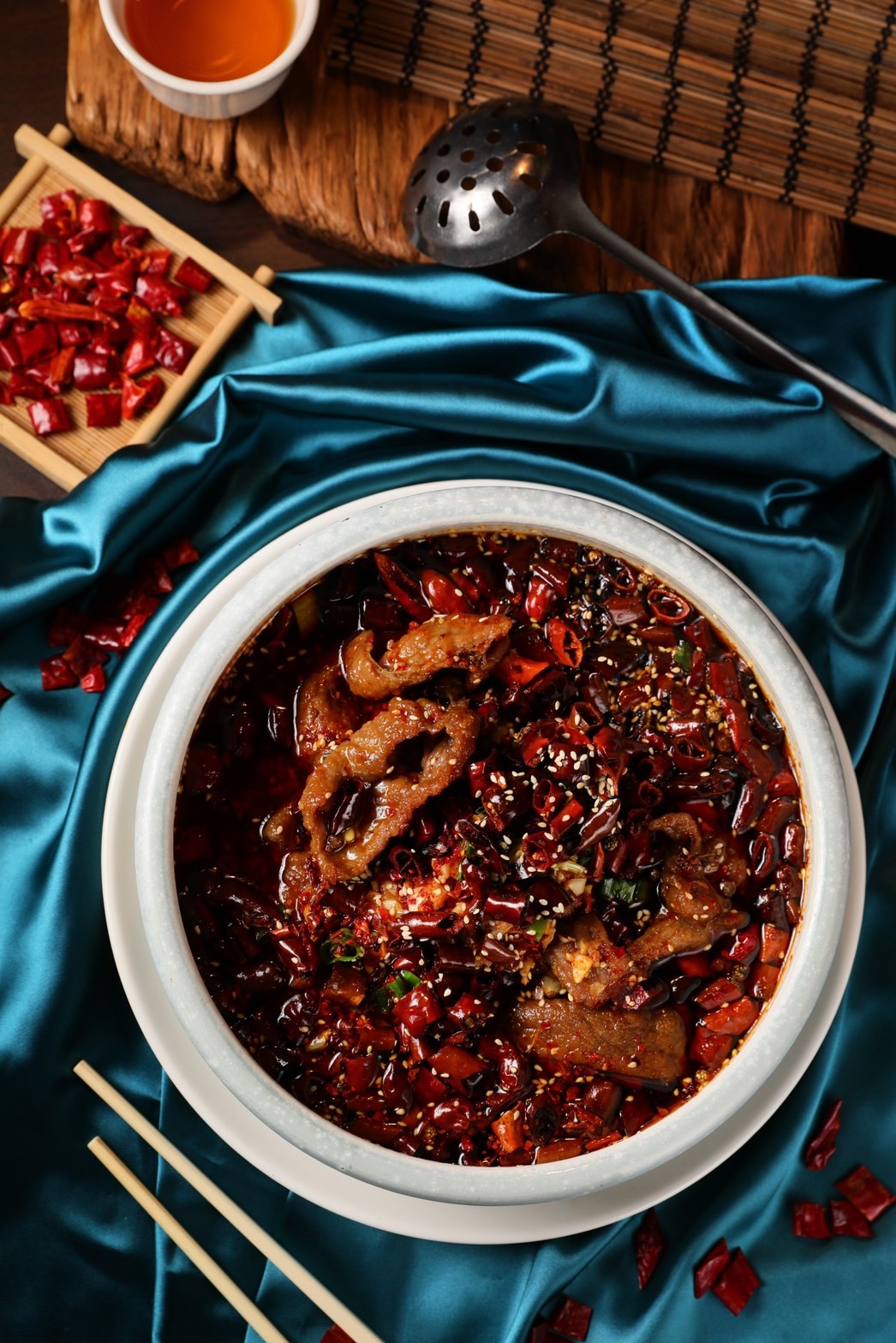 先前遇上缺蛋潮，為了讓「金牌水煮牛」的牛肉仍能呈現蛋液包裹後的軟嫩，老闆還專程開去新竹載蛋回來。（588元／份）