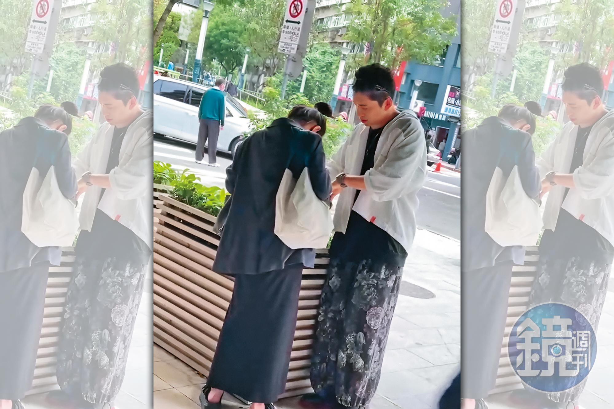 蔡卓宜翻包包找手機，王大陸耐心地幫著她一起找。（讀者提供）