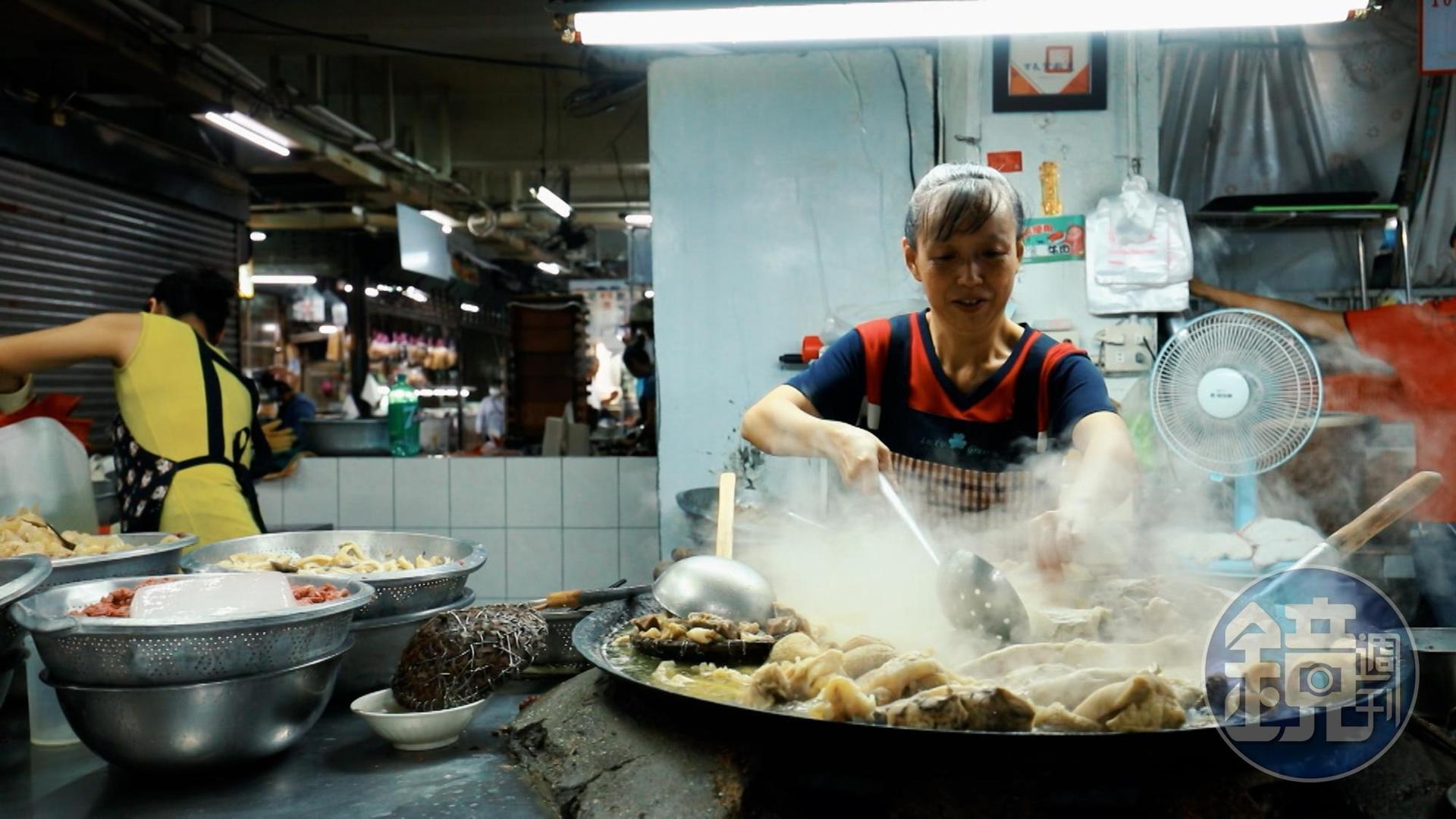 牛肉、牛雜都是每天半夜,從產地直送到攤子上處理、烹煮,食材鮮度看得到。