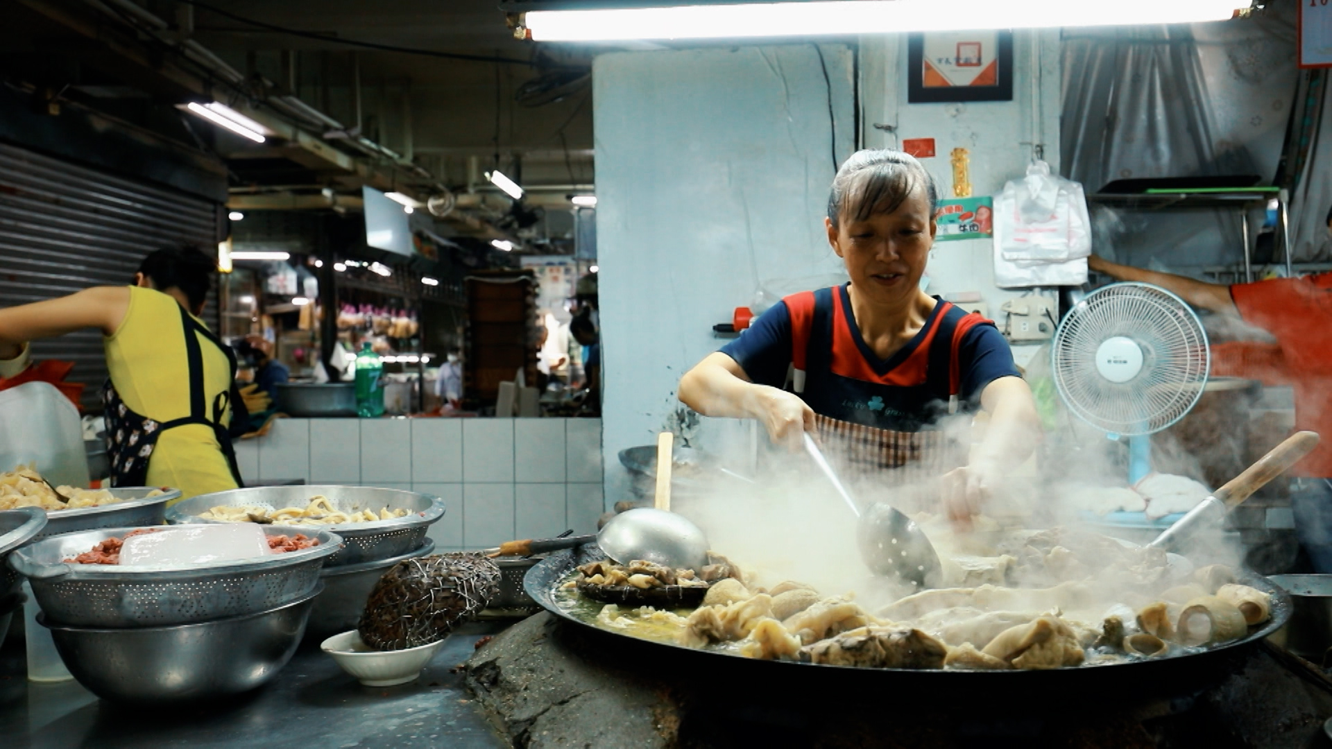 牛肉、牛雜都是每天半夜，從產地直送到攤子上處理、烹煮，食材鮮度看得到。