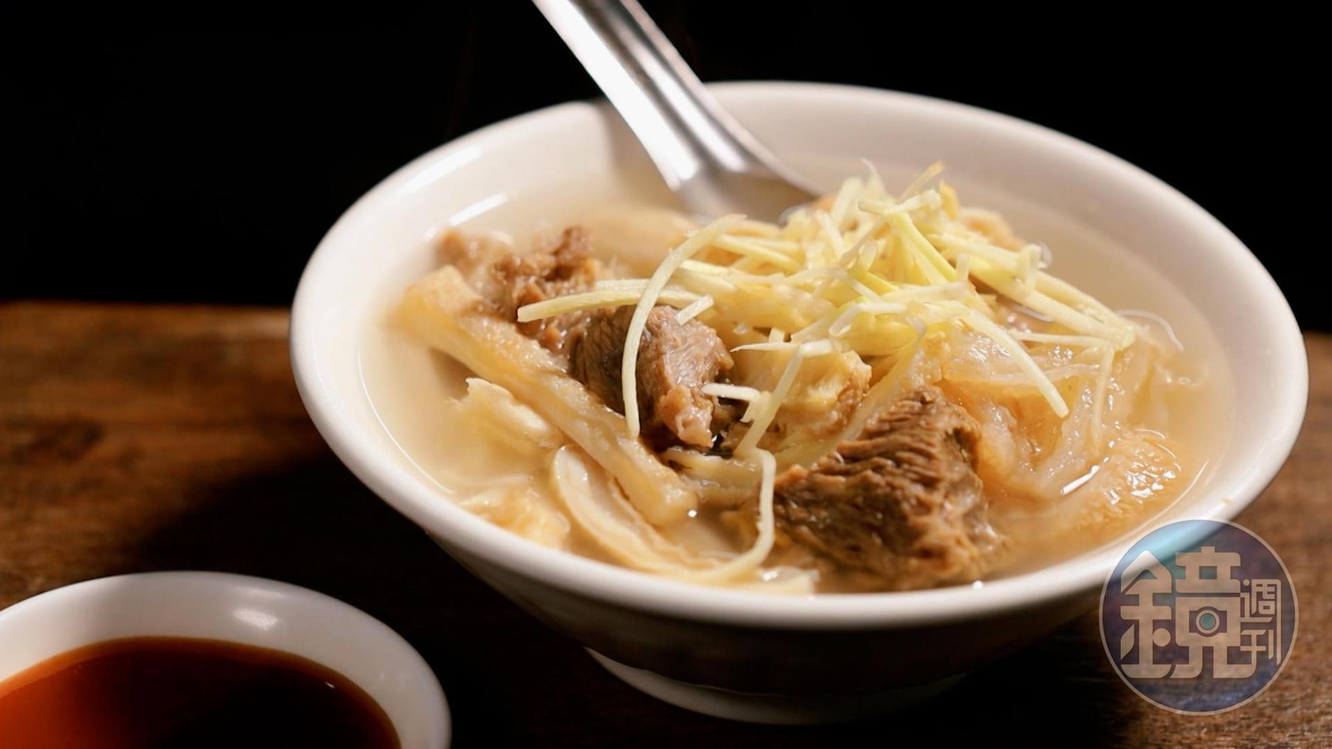 「牛雜湯」裡有牛腸、牛肚、牛心管、牛筋肉,配薑絲、蘸油膏,滋味新鮮豐富。(150元/碗)