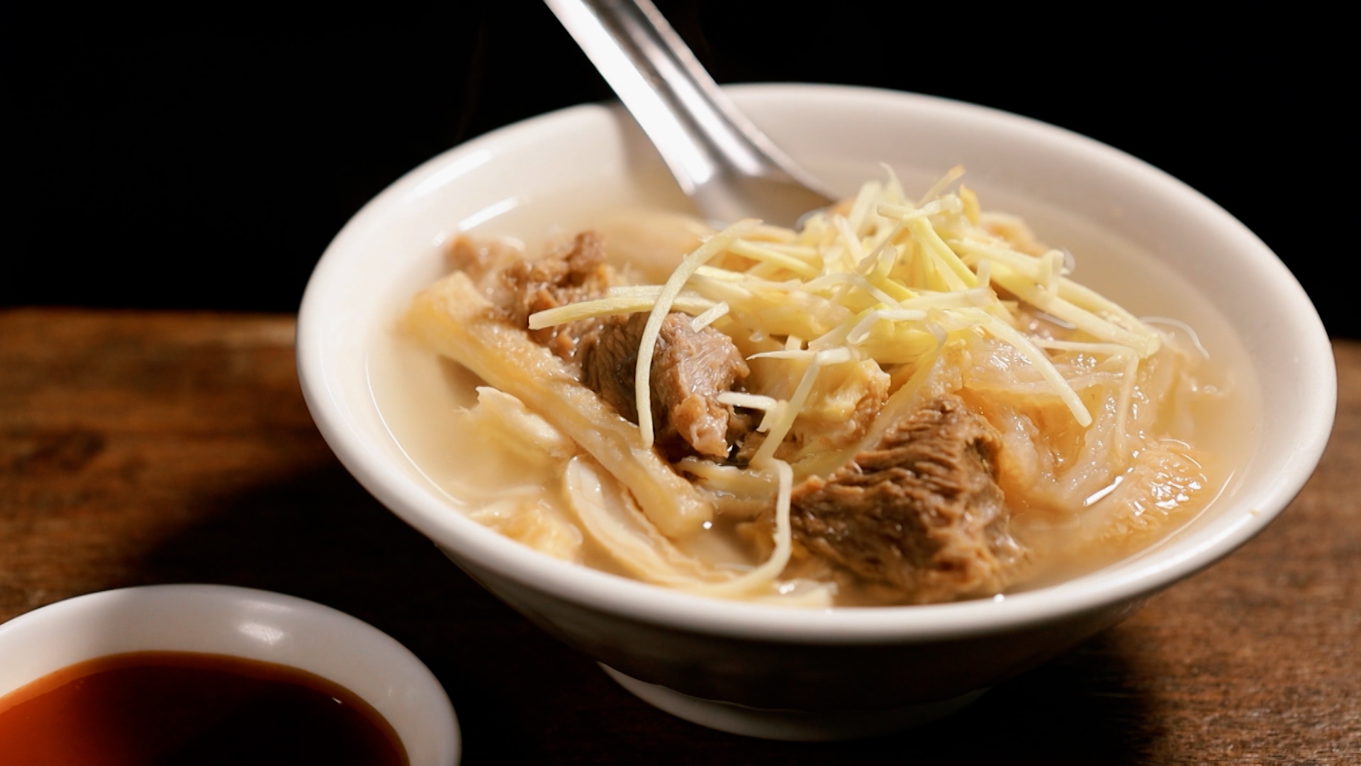 「牛雜湯」裡有牛腸、牛肚、牛心管、牛筋肉，配薑絲、蘸油膏，滋味新鮮豐富。（150元／碗）
