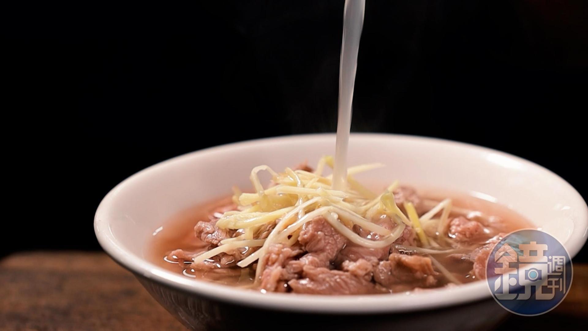 「牛肉湯」的肉片有厚度,嚼勁十足,湯頭可以免費續加。(150元/碗)