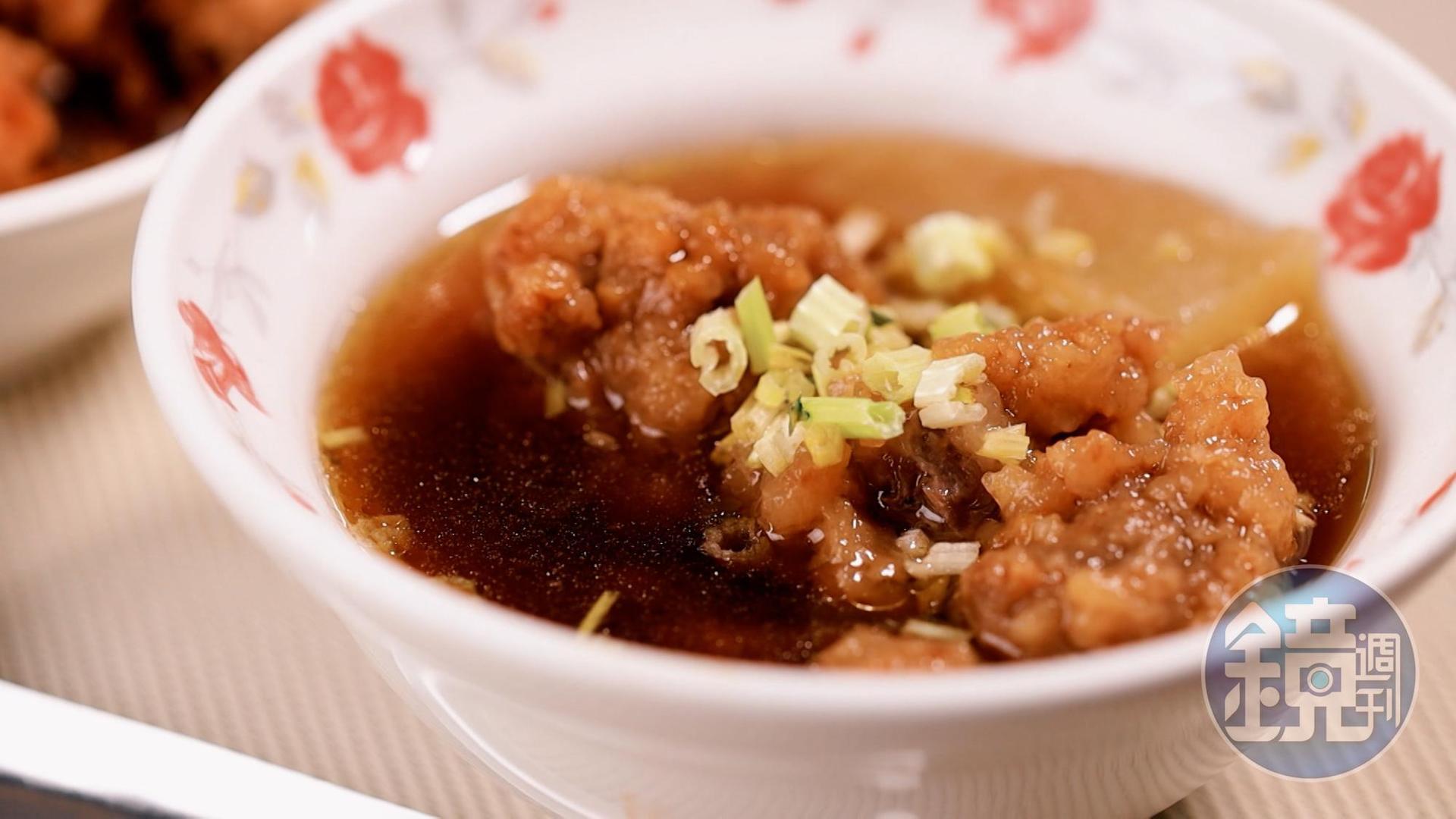 「排骨酥湯」湯頭清甜,還喝到排骨醃料的香氣。(30元/碗)