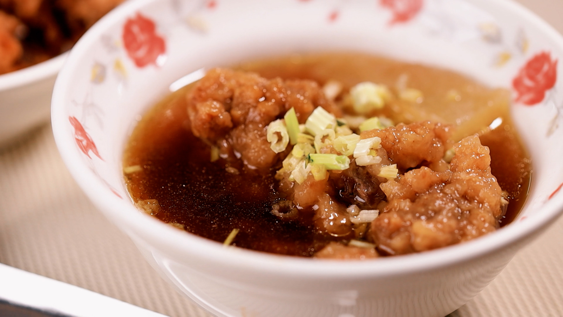 「排骨酥湯」湯頭清甜，還喝到排骨醃料的香氣。（30元／碗）